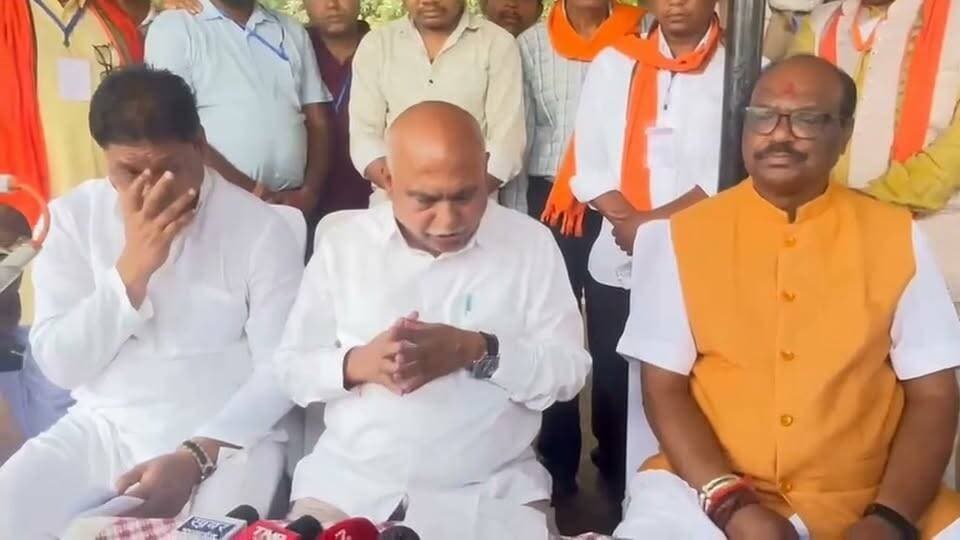 बैतूल विधायक एवं बीजेपी मध्य प्रदेश अध्यक्ष ने मुख्यमंत्री मोहन यादव के कुकरू दौरे को लेकर दी पूरी जानकारी
🌿 मुख्यमंत्री डॉ. यादव ने कुकरू में पर्यटन विकास की कार्ययोजना के प्रजेंटेशन का अवलोकन किया
-----------
बैतूल, 28 जून 2026/मुख्यमंत्री डॉ. मोहन यादव ने रविवार को बैतूल जिले के हिल स्टेशन कुकरू में मध्यप्रदेश पर्यटन विकास निगम एवं वन विभाग द्वारा प्रस्तावित पर्यटन विकास की कार्ययोजना संबंधी प्रेजेंटेशन का अवलोकन किया। इस दौरान मध्यप्रदेश पर्यटन विकास निगम द्वारा पॉवर पॉइंट प्रेजेंटेशन के माध्यम से प्रस्तावित पर्यटन विकास गतिविधियों की जानकारी दी गई।
प्रस्तुतीकरण में बताया गया कि कुकरू के प्रमुख दर्शनीय स्थलों का विकास किया जाएगा। साथ ही स्थानीय ग्रामीणों को होम-स्टे गतिविधियों से जोड़कर उन्हें रोजगार के अवसर उपलब्ध कराए जाएंगे। लगभग 15 करोड़ रुपये की लागत से कुकरू में ईको रिसॉर्ट, होम-स्टे एवं विभिन्न एडवेंचर गतिविधियों का विकास किया जाएगा।
प्रस्तुतीकरण में कॉफी उत्पादन को बढ़ावा देने, प्रदेश के एकमात्र ताप्ती कंजरवेशन क्षेत्र, बटरफ्लाई पार्क सहित अन्य पर्यटन संभावनाओं के विकास संबंधी जानकारी भी दी गई।
इस अवसर पर वन विभाग द्वारा मुख्यमंत्री डॉ. मोहन यादव को जिले के सागौन उत्पाद से निर्मित हिरण की कलाकृति तथा नंदा हनी सहित अन्य उत्पाद भेंट किए गए।
इस दौरान केंद्रीय जनजातीय कार्य राज्य मंत्री श्री दुर्गादास उईके, भाजपा प्रदेश अध्यक्ष एवं बैतूल विधायक श्री हेमंत खंडेलवाल, विधायक श्री महेंद्र सिंह चौहान, जन अभियान परिषद के उपाध्यक्ष श्री मोहन नागर सहित अन्य जनप्रतिनिधि उपस्थित रहे।
📍 आइए, बैतूल की इस प्राकृतिक विरासत को देशभर तक पहुंचाएं।
#CMDrMohanYadav #DrMohanYadav #Kukru #ButchPoint #Betul #MadhyaPradesh #MPTourism #ExploreMP #IncredibleIndia #Nature #NatureLovers #SunrisePoint #ScenicBeauty #TribalHeritage #Korku #EcoTourism #GreenMP #VisitBetul #बैतूल #कुकरू #बुचपॉइंट #मुख्यमंत्री_डॉ_मोहन_यादव #मध्यप्रदेश #एमपी_टूरिज्म #प्राकृतिक_सौंदर्य #हरित_मध्यप्रदेश #जनजातीय_विरासत #पर्यटन #सनराइज_पॉइंट #विकसित_मध्यप्रदेश का पार्ट 12