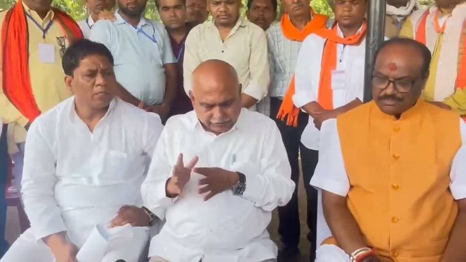 बैतूल विधायक एवं बीजेपी मध्य प्रदेश अध्यक्ष ने मुख्यमंत्री मोहन यादव के कुकरू दौरे को लेकर दी पूरी जानकारी
🌿 मुख्यमंत्री डॉ. यादव ने कुकरू में पर्यटन विकास की कार्ययोजना के प्रजेंटेशन का अवलोकन किया
-----------
बैतूल, 28 जून 2026/मुख्यमंत्री डॉ. मोहन यादव ने रविवार को बैतूल जिले के हिल स्टेशन कुकरू में मध्यप्रदेश पर्यटन विकास निगम एवं वन विभाग द्वारा प्रस्तावित पर्यटन विकास की कार्ययोजना संबंधी प्रेजेंटेशन का अवलोकन किया। इस दौरान मध्यप्रदेश पर्यटन विकास निगम द्वारा पॉवर पॉइंट प्रेजेंटेशन के माध्यम से प्रस्तावित पर्यटन विकास गतिविधियों की जानकारी दी गई।
प्रस्तुतीकरण में बताया गया कि कुकरू के प्रमुख दर्शनीय स्थलों का विकास किया जाएगा। साथ ही स्थानीय ग्रामीणों को होम-स्टे गतिविधियों से जोड़कर उन्हें रोजगार के अवसर उपलब्ध कराए जाएंगे। लगभग 15 करोड़ रुपये की लागत से कुकरू में ईको रिसॉर्ट, होम-स्टे एवं विभिन्न एडवेंचर गतिविधियों का विकास किया जाएगा।
प्रस्तुतीकरण में कॉफी उत्पादन को बढ़ावा देने, प्रदेश के एकमात्र ताप्ती कंजरवेशन क्षेत्र, बटरफ्लाई पार्क सहित अन्य पर्यटन संभावनाओं के विकास संबंधी जानकारी भी दी गई।
इस अवसर पर वन विभाग द्वारा मुख्यमंत्री डॉ. मोहन यादव को जिले के सागौन उत्पाद से निर्मित हिरण की कलाकृति तथा नंदा हनी सहित अन्य उत्पाद भेंट किए गए।
इस दौरान केंद्रीय जनजातीय कार्य राज्य मंत्री श्री दुर्गादास उईके, भाजपा प्रदेश अध्यक्ष एवं बैतूल विधायक श्री हेमंत खंडेलवाल, विधायक श्री महेंद्र सिंह चौहान, जन अभियान परिषद के उपाध्यक्ष श्री मोहन नागर सहित अन्य जनप्रतिनिधि उपस्थित रहे।
📍 आइए, बैतूल की इस प्राकृतिक विरासत को देशभर तक पहुंचाएं।
#CMDrMohanYadav #DrMohanYadav #Kukru #ButchPoint #Betul #MadhyaPradesh #MPTourism #ExploreMP #IncredibleIndia #Nature #NatureLovers #SunrisePoint #ScenicBeauty #TribalHeritage #Korku #EcoTourism #GreenMP #VisitBetul #बैतूल #कुकरू #बुचपॉइंट #मुख्यमंत्री_डॉ_मोहन_यादव #मध्यप्रदेश #एमपी_टूरिज्म #प्राकृतिक_सौंदर्य #हरित_मध्यप्रदेश #जनजातीय_विरासत #पर्यटन #सनराइज_पॉइंट #विकसित_मध्यप्रदेश का पार्ट 11