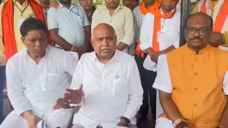 बैतूल विधायक एवं बीजेपी मध्य प्रदेश अध्यक्ष ने मुख्यमंत्री मोहन यादव के कुकरू दौरे को लेकर दी पूरी जानकारी
🌿 मुख्यमंत्री डॉ. यादव ने कुकरू में पर्यटन विकास की कार्ययोजना के प्रजेंटेशन का अवलोकन किया
-----------
बैतूल, 28 जून 2026/मुख्यमंत्री डॉ. मोहन यादव ने रविवार को बैतूल जिले के हिल स्टेशन कुकरू में मध्यप्रदेश पर्यटन विकास निगम एवं वन विभाग द्वारा प्रस्तावित पर्यटन विकास की कार्ययोजना संबंधी प्रेजेंटेशन का अवलोकन किया। इस दौरान मध्यप्रदेश पर्यटन विकास निगम द्वारा पॉवर पॉइंट प्रेजेंटेशन के माध्यम से प्रस्तावित पर्यटन विकास गतिविधियों की जानकारी दी गई।
प्रस्तुतीकरण में बताया गया कि कुकरू के प्रमुख दर्शनीय स्थलों का विकास किया जाएगा। साथ ही स्थानीय ग्रामीणों को होम-स्टे गतिविधियों से जोड़कर उन्हें रोजगार के अवसर उपलब्ध कराए जाएंगे। लगभग 15 करोड़ रुपये की लागत से कुकरू में ईको रिसॉर्ट, होम-स्टे एवं विभिन्न एडवेंचर गतिविधियों का विकास किया जाएगा।
प्रस्तुतीकरण में कॉफी उत्पादन को बढ़ावा देने, प्रदेश के एकमात्र ताप्ती कंजरवेशन क्षेत्र, बटरफ्लाई पार्क सहित अन्य पर्यटन संभावनाओं के विकास संबंधी जानकारी भी दी गई।
इस अवसर पर वन विभाग द्वारा मुख्यमंत्री डॉ. मोहन यादव को जिले के सागौन उत्पाद से निर्मित हिरण की कलाकृति तथा नंदा हनी सहित अन्य उत्पाद भेंट किए गए।
इस दौरान केंद्रीय जनजातीय कार्य राज्य मंत्री श्री दुर्गादास उईके, भाजपा प्रदेश अध्यक्ष एवं बैतूल विधायक श्री हेमंत खंडेलवाल, विधायक श्री महेंद्र सिंह चौहान, जन अभियान परिषद के उपाध्यक्ष श्री मोहन नागर सहित अन्य जनप्रतिनिधि उपस्थित रहे।
📍 आइए, बैतूल की इस प्राकृतिक विरासत को देशभर तक पहुंचाएं।
#CMDrMohanYadav #DrMohanYadav #Kukru #ButchPoint #Betul #MadhyaPradesh #MPTourism #ExploreMP #IncredibleIndia #Nature #NatureLovers #SunrisePoint #ScenicBeauty #TribalHeritage #Korku #EcoTourism #GreenMP #VisitBetul #बैतूल #कुकरू #बुचपॉइंट #मुख्यमंत्री_डॉ_मोहन_यादव #मध्यप्रदेश #एमपी_टूरिज्म #प्राकृतिक_सौंदर्य #हरित_मध्यप्रदेश #जनजातीय_विरासत #पर्यटन #सनराइज_पॉइंट #विकसित_मध्यप्रदेश का पार्ट 10
