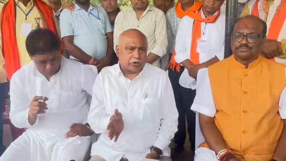 बैतूल विधायक एवं बीजेपी मध्य प्रदेश अध्यक्ष ने मुख्यमंत्री मोहन यादव के कुकरू दौरे को लेकर दी पूरी जानकारी
🌿 मुख्यमंत्री डॉ. यादव ने कुकरू में पर्यटन विकास की कार्ययोजना के प्रजेंटेशन का अवलोकन किया
-----------
बैतूल, 28 जून 2026/मुख्यमंत्री डॉ. मोहन यादव ने रविवार को बैतूल जिले के हिल स्टेशन कुकरू में मध्यप्रदेश पर्यटन विकास निगम एवं वन विभाग द्वारा प्रस्तावित पर्यटन विकास की कार्ययोजना संबंधी प्रेजेंटेशन का अवलोकन किया। इस दौरान मध्यप्रदेश पर्यटन विकास निगम द्वारा पॉवर पॉइंट प्रेजेंटेशन के माध्यम से प्रस्तावित पर्यटन विकास गतिविधियों की जानकारी दी गई।
प्रस्तुतीकरण में बताया गया कि कुकरू के प्रमुख दर्शनीय स्थलों का विकास किया जाएगा। साथ ही स्थानीय ग्रामीणों को होम-स्टे गतिविधियों से जोड़कर उन्हें रोजगार के अवसर उपलब्ध कराए जाएंगे। लगभग 15 करोड़ रुपये की लागत से कुकरू में ईको रिसॉर्ट, होम-स्टे एवं विभिन्न एडवेंचर गतिविधियों का विकास किया जाएगा।
प्रस्तुतीकरण में कॉफी उत्पादन को बढ़ावा देने, प्रदेश के एकमात्र ताप्ती कंजरवेशन क्षेत्र, बटरफ्लाई पार्क सहित अन्य पर्यटन संभावनाओं के विकास संबंधी जानकारी भी दी गई।
इस अवसर पर वन विभाग द्वारा मुख्यमंत्री डॉ. मोहन यादव को जिले के सागौन उत्पाद से निर्मित हिरण की कलाकृति तथा नंदा हनी सहित अन्य उत्पाद भेंट किए गए।
इस दौरान केंद्रीय जनजातीय कार्य राज्य मंत्री श्री दुर्गादास उईके, भाजपा प्रदेश अध्यक्ष एवं बैतूल विधायक श्री हेमंत खंडेलवाल, विधायक श्री महेंद्र सिंह चौहान, जन अभियान परिषद के उपाध्यक्ष श्री मोहन नागर सहित अन्य जनप्रतिनिधि उपस्थित रहे।
📍 आइए, बैतूल की इस प्राकृतिक विरासत को देशभर तक पहुंचाएं।
#CMDrMohanYadav #DrMohanYadav #Kukru #ButchPoint #Betul #MadhyaPradesh #MPTourism #ExploreMP #IncredibleIndia #Nature #NatureLovers #SunrisePoint #ScenicBeauty #TribalHeritage #Korku #EcoTourism #GreenMP #VisitBetul #बैतूल #कुकरू #बुचपॉइंट #मुख्यमंत्री_डॉ_मोहन_यादव #मध्यप्रदेश #एमपी_टूरिज्म #प्राकृतिक_सौंदर्य #हरित_मध्यप्रदेश #जनजातीय_विरासत #पर्यटन #सनराइज_पॉइंट #विकसित_मध्यप्रदेश का पार्ट 9