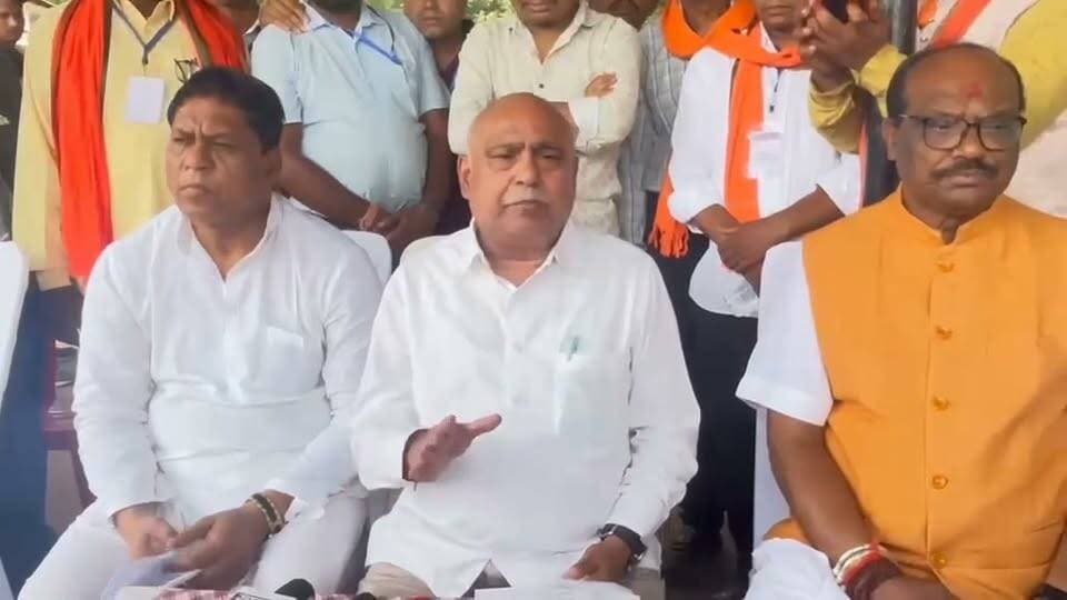बैतूल विधायक एवं बीजेपी मध्य प्रदेश अध्यक्ष ने मुख्यमंत्री मोहन यादव के कुकरू दौरे को लेकर दी पूरी जानकारी
🌿 मुख्यमंत्री डॉ. यादव ने कुकरू में पर्यटन विकास की कार्ययोजना के प्रजेंटेशन का अवलोकन किया
-----------
बैतूल, 28 जून 2026/मुख्यमंत्री डॉ. मोहन यादव ने रविवार को बैतूल जिले के हिल स्टेशन कुकरू में मध्यप्रदेश पर्यटन विकास निगम एवं वन विभाग द्वारा प्रस्तावित पर्यटन विकास की कार्ययोजना संबंधी प्रेजेंटेशन का अवलोकन किया। इस दौरान मध्यप्रदेश पर्यटन विकास निगम द्वारा पॉवर पॉइंट प्रेजेंटेशन के माध्यम से प्रस्तावित पर्यटन विकास गतिविधियों की जानकारी दी गई।
प्रस्तुतीकरण में बताया गया कि कुकरू के प्रमुख दर्शनीय स्थलों का विकास किया जाएगा। साथ ही स्थानीय ग्रामीणों को होम-स्टे गतिविधियों से जोड़कर उन्हें रोजगार के अवसर उपलब्ध कराए जाएंगे। लगभग 15 करोड़ रुपये की लागत से कुकरू में ईको रिसॉर्ट, होम-स्टे एवं विभिन्न एडवेंचर गतिविधियों का विकास किया जाएगा।
प्रस्तुतीकरण में कॉफी उत्पादन को बढ़ावा देने, प्रदेश के एकमात्र ताप्ती कंजरवेशन क्षेत्र, बटरफ्लाई पार्क सहित अन्य पर्यटन संभावनाओं के विकास संबंधी जानकारी भी दी गई।
इस अवसर पर वन विभाग द्वारा मुख्यमंत्री डॉ. मोहन यादव को जिले के सागौन उत्पाद से निर्मित हिरण की कलाकृति तथा नंदा हनी सहित अन्य उत्पाद भेंट किए गए।
इस दौरान केंद्रीय जनजातीय कार्य राज्य मंत्री श्री दुर्गादास उईके, भाजपा प्रदेश अध्यक्ष एवं बैतूल विधायक श्री हेमंत खंडेलवाल, विधायक श्री महेंद्र सिंह चौहान, जन अभियान परिषद के उपाध्यक्ष श्री मोहन नागर सहित अन्य जनप्रतिनिधि उपस्थित रहे।
📍 आइए, बैतूल की इस प्राकृतिक विरासत को देशभर तक पहुंचाएं।
#CMDrMohanYadav #DrMohanYadav #Kukru #ButchPoint #Betul #MadhyaPradesh #MPTourism #ExploreMP #IncredibleIndia #Nature #NatureLovers #SunrisePoint #ScenicBeauty #TribalHeritage #Korku #EcoTourism #GreenMP #VisitBetul #बैतूल #कुकरू #बुचपॉइंट #मुख्यमंत्री_डॉ_मोहन_यादव #मध्यप्रदेश #एमपी_टूरिज्म #प्राकृतिक_सौंदर्य #हरित_मध्यप्रदेश #जनजातीय_विरासत #पर्यटन #सनराइज_पॉइंट #विकसित_मध्यप्रदेश का पार्ट 8