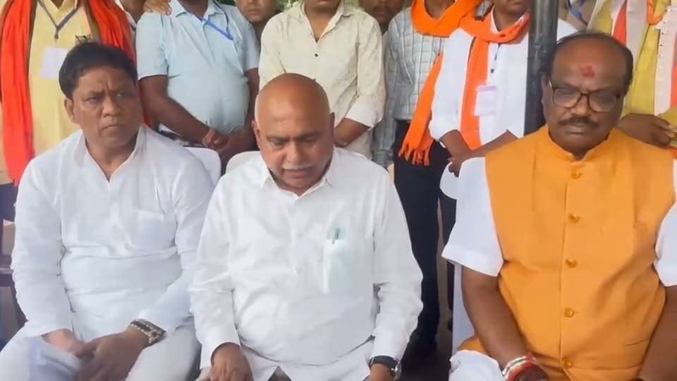 बैतूल विधायक एवं बीजेपी मध्य प्रदेश अध्यक्ष ने मुख्यमंत्री मोहन यादव के कुकरू दौरे को लेकर दी पूरी जानकारी
🌿 मुख्यमंत्री डॉ. यादव ने कुकरू में पर्यटन विकास की कार्ययोजना के प्रजेंटेशन का अवलोकन किया
-----------
बैतूल, 28 जून 2026/मुख्यमंत्री डॉ. मोहन यादव ने रविवार को बैतूल जिले के हिल स्टेशन कुकरू में मध्यप्रदेश पर्यटन विकास निगम एवं वन विभाग द्वारा प्रस्तावित पर्यटन विकास की कार्ययोजना संबंधी प्रेजेंटेशन का अवलोकन किया। इस दौरान मध्यप्रदेश पर्यटन विकास निगम द्वारा पॉवर पॉइंट प्रेजेंटेशन के माध्यम से प्रस्तावित पर्यटन विकास गतिविधियों की जानकारी दी गई।
प्रस्तुतीकरण में बताया गया कि कुकरू के प्रमुख दर्शनीय स्थलों का विकास किया जाएगा। साथ ही स्थानीय ग्रामीणों को होम-स्टे गतिविधियों से जोड़कर उन्हें रोजगार के अवसर उपलब्ध कराए जाएंगे। लगभग 15 करोड़ रुपये की लागत से कुकरू में ईको रिसॉर्ट, होम-स्टे एवं विभिन्न एडवेंचर गतिविधियों का विकास किया जाएगा।
प्रस्तुतीकरण में कॉफी उत्पादन को बढ़ावा देने, प्रदेश के एकमात्र ताप्ती कंजरवेशन क्षेत्र, बटरफ्लाई पार्क सहित अन्य पर्यटन संभावनाओं के विकास संबंधी जानकारी भी दी गई।
इस अवसर पर वन विभाग द्वारा मुख्यमंत्री डॉ. मोहन यादव को जिले के सागौन उत्पाद से निर्मित हिरण की कलाकृति तथा नंदा हनी सहित अन्य उत्पाद भेंट किए गए।
इस दौरान केंद्रीय जनजातीय कार्य राज्य मंत्री श्री दुर्गादास उईके, भाजपा प्रदेश अध्यक्ष एवं बैतूल विधायक श्री हेमंत खंडेलवाल, विधायक श्री महेंद्र सिंह चौहान, जन अभियान परिषद के उपाध्यक्ष श्री मोहन नागर सहित अन्य जनप्रतिनिधि उपस्थित रहे।
📍 आइए, बैतूल की इस प्राकृतिक विरासत को देशभर तक पहुंचाएं।
#CMDrMohanYadav #DrMohanYadav #Kukru #ButchPoint #Betul #MadhyaPradesh #MPTourism #ExploreMP #IncredibleIndia #Nature #NatureLovers #SunrisePoint #ScenicBeauty #TribalHeritage #Korku #EcoTourism #GreenMP #VisitBetul #बैतूल #कुकरू #बुचपॉइंट #मुख्यमंत्री_डॉ_मोहन_यादव #मध्यप्रदेश #एमपी_टूरिज्म #प्राकृतिक_सौंदर्य #हरित_मध्यप्रदेश #जनजातीय_विरासत #पर्यटन #सनराइज_पॉइंट #विकसित_मध्यप्रदेश का पार्ट 4