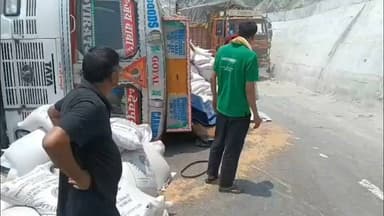 ऋषिकेश-बदरीनाथ राष्ट्रीय राजमार्ग पर मूल्यगांव के पास चढ़ाई पर एक ट्रक पीछे फिसल गया। पीछे चल रहे दूसरे ट्रक और बाइक की चपेट में आने से डेढ़ वर्षीय मासूम बालिका की मौके पर ही मौत हो गई।