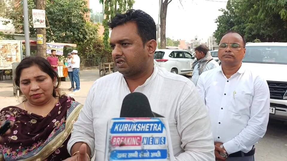 #शाहबाद नगर पालिका की ओर से शाहबाद के लैंडमार्क चौक वार्ड 10 #पार्षद #ईशु सचदेवा और लाडवा चौक पर 40 की लाख की लागत लगाई गई रेड लाइटस नगर पालिका अध्यक्ष डा #गुलशन कुमार क्वात्रा व हरियाणा #राज्य सहकारी कृषि और ग्रामीण विकास बैंक के चेयरमैन #सुभाष कलसाना ने किया रेड लाइट्स का #शुभारंभ