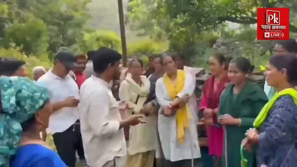 #बढ़ासी में आदमखोर गुलदार की तलाश तेज
#नैनीडांडा ब्लॉक के बढ़ासी गांव में 66 वर्षीय सुशीला देवी को गुलदार द्वारा निवाला बनाए जाने के बाद पूरे क्षेत्र में दहशत का माहौल है। घटना के बाद ग्रामीणों के आक्रोश को देखते हुए गढ़वाल वन प्रभाग के डीएफओ महातिम यादव स्वयं टीम के साथ मौके पर डटे हुए हैं।
वन विभाग ने आदमखोर गुलदार को पकड़ने, ट्रेंकुलाइज करने और आवश्यकता पड़ने पर नष्ट करने की कार्रवाई शुरू कर दी है। क्षेत्र में गश्त बढ़ा दी गई है और गुलदार की गतिविधियों पर नजर रखने के लिए 10 कैमरे लगाए गए हैं।
डीएफओ ने ग्रामीणों से सतर्क रहने, अकेले बाहर न जाने और गुलदार की किसी भी गतिविधि की सूचना तुरंत वन विभाग को देने की अपील की है।
#PauriGarhwal #Nainidanda #LeopardAttack #GarhwalForest #UttarakhandNews #BreakingNews #BadhasiVillage #WildlifeAlert #PauriNews