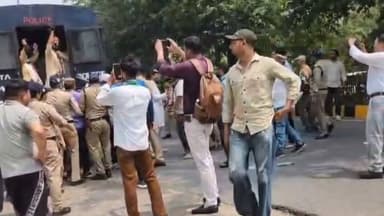 CM दौरे से पहले यूकेडी का प्रदर्शन- पुलिस ने बसों में भरकर कार्यकर्ताओं को लिया हिरासत में
रुड़की में आज उत्तराखंड के मुख्यमंत्री पुष्कर सिंह धामी के दौरे से पहले शहर का राजनीतिक माहौल गरमा गया है। क्षेत्रीय समस्याओं और लंबित मांगों को लेकर उत्तराखंड क्रांति दल यानी यूकेडी के कार्यकर्ताओं ने मिलिट्री चौक पर जोरदार प्रदर्शन किया। प्रदर्शन के दौरान पुलिस ने कार्रवाई करते हुए दर्जनों कार्यकर्ताओं और पदाधिकारियों को हिरासत में लेकर गंगनहर कोतवाली में नजरबंद कर दिया। मुख्यमंत्री के कार्यक्रम से पहले यूकेडी के कार्यकर्ता मिलिट्री चौक पर एकत्र हुए और सरकार के खिलाफ जमकर नारेबाजी की। प्रदर्शनकारी क्षेत्रीय विकास, स्थानीय समस्याओं और लंबित मांगों को मुख्यमंत्री तक पहुंचाना चाहते थे हालांकि पुलिस ने सुरक्षा और कानून-व्यवस्था का हवाला देते हुए प्रदर्शनकारियों को आगे बढ़ने से रोक दिया। स्थिति को नियंत्रित करने के लिए पुलिस ने प्रदर्शन कर रहे यूकेडी के दर्जनों कार्यकर्ताओं और नेताओं को हिरासत में लेकर बसों के माध्यम से गंगनहर कोतवाली पहुंचाया जहां उन्हें नजरबंद कर दिया गया। इस दौरान मौके पर कुछ देर तक हल्की नोकझोंक भी देखने को मिली। जिला अध्यक्ष दीपक लाखवान ने कहा कि हम शांतिपूर्ण तरीके से मुख्यमंत्री तक अपनी मांगें पहुंचाना चाहते थे लेकिन पुलिस ने हमें रोककर हिरासत में ले लिया। यह लोकतांत्रिक अधिकारों का हनन है। सरकार क्षेत्रीय समस्याओं पर ध्यान नहीं दे रही है। वहीं पुलिस प्रशासन का कहना है कि मुख्यमंत्री के कार्यक्रम के मद्देनज़र सुरक्षा व्यवस्था सर्वोच्च प्राथमिकता है। मुख्यमंत्री के कार्यक्रम के दौरान सुरक्षा और कानून-व्यवस्था बनाए रखने के लिए आवश्यक कार्रवाई की गई है। किसी को भी शांति व्यवस्था भंग करने की अनुमति नहीं दी जाएगी।
#indiakhabar9
#UttarakhandNews
#viralvideo
#Congress
#policeprashasan
#BJP