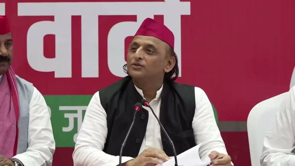 "चोर चोर सौतेले भाई, जिन्होंने चुराई राम की पाई। देखो जा रहा वो भाजपाई जिसने खाई राम की पाई। - अखिलेश यादव
#बयान #sp #bjp #political