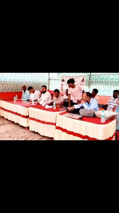 जनता के सवालों पर गरजे जिला परिषद सदस्य निरंजन राय, शिविर में जिम्मेदारो से मांगा जवाब
पोठिया/किशनगंज: पंचायत स्तरीय जनसमस्या समाधान शिविर में उस समय माहौल गर्म हो गया, जब जिला परिषद सदस्य निरंजन राय ने संबंधित कर्मियों, अधिकारीयों के सामने आम लोगों की समस्याओं को जोरदार तरीके से उठाया। उन्होंने विभिन्न विभागों की कार्यशैली पर सवाल खड़े करते हुए कहा कि जनता बार बार कार्यालयों का चक्कर लगाने को मजबूर है, लेकिन कई मामलों का समय पर समाधान नहीं हो रहा है।
निरंजन राय ने अधिकारियों को दो टूक शब्दों में कहा कि सरकारी योजनाओं का लाभ हर पात्र व्यक्ति तक बिना भेदभाव और समय पर पहुंचना चाहिए। उन्होंने चेतावनी दी कि यदि लापरवाही और उदासीनता जारी रही तो संबंधित अधिकारियों कर्मियों की जवाबदेही तय कराने के लिए हर स्तर पर आवाज उठाई जाएगी।
शिविर में मौजूद लोगों ने भी सड़क, आवास, पेंशन, राशन, पेयजल और अन्य बुनियादी सुविधाओं से जुड़ी समस्याएं अधिकारियों के सामने रखीं। इस दौरान जिला परिषद सदस्य ने कई मामलों में मौके पर ही अधिकारियों से जवाब मांगा और लंबित मामलों के शीघ्र निष्पादन का निर्देश देने की मांग की।
उन्होंने कहा कि जनता ने उन्हें अपनी आवाज बनने के लिए चुना है और वे हर जरूरतमंद व्यक्ति के अधिकार की लड़ाई लगातार लड़ते रहेंगे। किसी भी पात्र लाभार्थी को सरकारी योजनाओं से वंचित नहीं रहने दिया जाएगा।
शिविर में निरंजन राय के तीखे सवाल और अधिकारियों से की गई जवाबदेही की मांग पूरे आयोजन में चर्चा का विषय बनी रही। उपस्थित लोगों ने भी जनहित के मुद्दों को मजबूती से उठाए जाने की सराहना की।