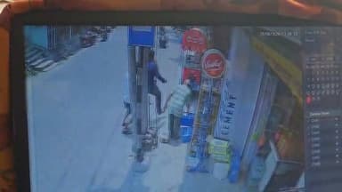 अगस्त्यमुनि मुख्य बाजार में रविवार को उस समय अफरा-तफरी मच गई, जब तेज रफ्तार से आ रही एक स्कूटी सड़क किनारे रखी कूड़ा ट्रॉली से जा टकराई। टक्कर इतनी जोरदार थी कि ट्रॉली अपनी जगह से खिसक गई। राहत की बात यह रही कि घटना के समय आसपास मौजूद लोग बाल-बाल बच गए और कोई जनहानि नहीं हुई।
#Rudraprayag #Agastyamuni #BreakingNews #RoadSafety #ScootyAccident #Uttarakhand #LocalNews