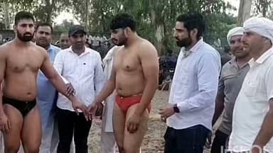 बापौली में जलालपुर रोड पर इनामी दंगल प्रतियोगिता का आयोजन किया गया प्रतियोगिता में मुख्य अतिथि समाजसेवी अंकुश रावल और मयंक रावल रहे दंगल प्रतियोगिता में पहलवानों के हाथ मिला कर प्रतियोगिता का शुभारंभ किया इस अवसर पर संजय रावल ओमपाल रेफरी प्रदीप धाम पहलवान मनोज मलिक हंसराज सहित सेकंड ग्रामीण मौजूद रहे