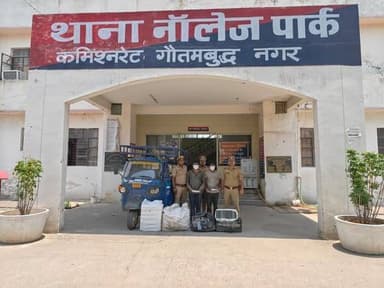 ग्रेटर नोएडा पुलिस की बड़ी कामयाबी, 316 चोरी के मोबाइल बरामद, दो आरोपी गिरफ्तार।
ग्रेटर नोएडा के थाना नॉलेज पार्क पुलिस ने बड़ी कार्रवाई करते हुए मोबाइल चोरी करने वाले दो शातिर आरोपियों को गिरफ्तार किया है। पुलिस ने आरोपियों के कब्जे से करीब 1 करोड़ 50 लाख रुपये कीमत के IQOO कंपनी के 316 मोबाइल फोन, फर्जी नंबर प्लेट लगी एक थ्री-व्हीलर ऑटो और दो अवैध चाकू बरामद किए हैं।
पूछताछ में खुलासा हुआ कि आरोपी अपने साथियों के साथ मिलकर दिल्ली के द्वारका क्षेत्र से मोबाइल चोरी करते थे। इससे पहले भी इसी गैंग के तीन आरोपियों की गिरफ्तारी के दौरान 100 चोरी के मोबाइल बरामद किए जा चुके हैं।