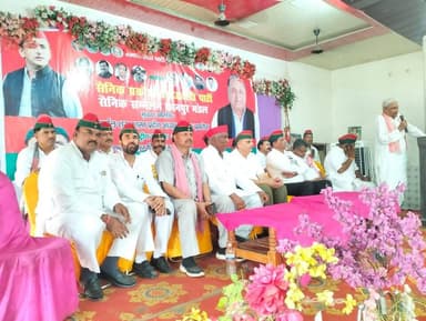🇧🇾 छिबरामऊ में समाजवादी पार्टी सैनिक प्रकोष्ठ का मंडलीय सैनिक सम्मेलन संपन्न ✊
कन्नौज के जयराम पैलेस, छिबरामऊ में समाजवादी पार्टी सैनिक प्रकोष्ठ, कानपुर मंडल द्वारा सैनिक सम्मेलन का सफल आयोजन किया गया।
🎖️ कार्यक्रम के मुख्य अतिथि प्रदेश अध्यक्ष सैनिक प्रकोष्ठ कर्नल शरद शरण रहे। सम्मेलन में बड़ी संख्या में पूर्व सैनिकों और पार्टी पदाधिकारियों ने भाग लिया।
🗣️ कानपुर मंडल प्रभारी जयवीर सिंह ने बताया कि सम्मेलन में संगठन को और मजबूत बनाने तथा आगामी विधानसभा चुनाव में समाजवादी पार्टी की सरकार बनाने का संकल्प लिया गया।
📍 लोकेशन: जयराम पैलेस, छिबरामऊ (कन्नौज)
💬 आपकी राय में पूर्व सैनिकों की राजनीति और समाज निर्माण में क्या भूमिका होनी चाहिए? कमेंट में अपनी राय जरूर दें।
📢 CC: ऐसी ही राजनीतिक और स्थानीय खबरों के लिए DPS Channel को फॉलो करें, पोस्ट को लाइक, शेयर करें और अपने साथियों तक जरूर पहुंचाएं।
#SamajwadiParty #SainikPrakoshth #Kannauj #Chhibramau #DPSChannel #MohammadAsifKhan