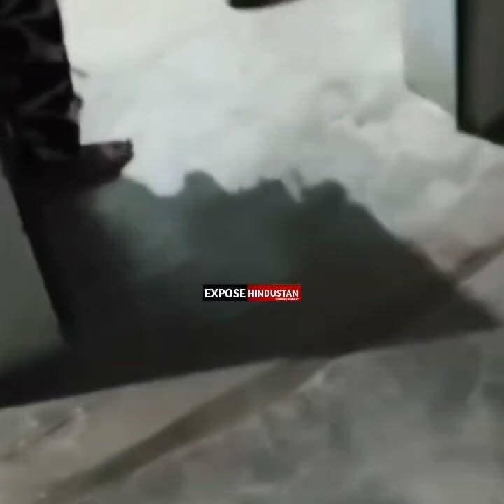 पति ने पत्नी को दूसरे शख्स के साथ देखने का किया दावा, फिर हुआ हाई-वोल्टेज ड्रामा
#ViralNews #BreakingNews #RelationshipDispute #FamilyDispute #HighVoltageDrama #ViralVideo #TrendingNews #IndiaNews #ExposeHindustan