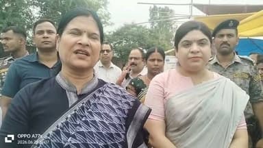 औरंगाबाद के बनिया पंचायत स्थित रानी कुआं परिसर में पंचायत विकास दिवस मनाया गया। कार्यक्रम में प्रभारी मंत्री रमा निषाद, डीएम अभिलाषा शर्मा सहित कई अधिकारियों ने भाग लिया। इस दौरान मन की बात कार्यक्रम का प्रसारण सुना गया। डीएम ने कहा कि सरकार की योजनाओं के माध्यम से महिलाओं को आर्थिक, सामाजिक और राजनीतिक रूप से सशक्त बनाया जा रहा है। कार्यक्रम में पंचायत की आय-व्यय रिपोर्ट प्रस्तुत की गई तथा ग्रामीणों को विभिन्न जनकल्याणकारी योजनाओं की जानकारी दी गई।
#BiharGovernment #viralvideochallenge #RamaNishad #AurangabadBihar #Minister