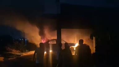 डोमचांच थाना क्षेत्र अंतर्गत घरियावर गांव में खड़ी #कार मे भीषण आग की लप्टे उठने लगी, ग्रामीणों ने मशक्कत के बाद पाया आग पर काबू। देर रात की घटना।