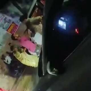 हरदोई के संडीला में बारात बनी रणभूमि, लाठी-डंडे और कथित फायरिंग से मचा हड़कंप
बारात में विवाद के बाद कई लोग घायल, वायरल वीडियो ने बढ़ाई हलचल
फायरिंग का आरोप, पुलिस जांच जारी; आधिकारिक रिपोर्ट का इंतजार
✒️रिपोर्ट नागेंद्र पांडये
हरदोई। उत्तर प्रदेश के हरदोई जिले के संडीला क्षेत्र में एक बारात के दौरान हुए विवाद ने हिंसक रूप ले लिया। घटना में लाठी-डंडे चलने और कथित फायरिंग के आरोप लगाए गए हैं। कई लोगों के घायल होने की सूचना है, जिनका चिकित्सीय परीक्षण कराया जा रहा है। इस बीच घटना का वीडियो सोशल मीडिया पर वायरल होने के बाद मामला चर्चा का विषय बन गया है। पुलिस ने जांच शुरू कर दी है।
हरदोई जिले के संडीला क्षेत्र में बीती रात एक शादी समारोह उस समय अफरा-तफरी में बदल गया, जब बारात के दौरान दो पक्षों के बीच विवाद हिंसक हो गया। प्रत्यक्षदर्शियों के अनुसार, विवाद के दौरान लाठी-डंडे चले और कथित तौर पर फायरिंग भी हुई। घटना में कई लोगों के घायल होने की सूचना है।
घायलों को चिकित्सीय परीक्षण (मेडिकल) के लिए भेजा गया है। घटना की सूचना मिलने के बाद पुलिस मौके पर पहुंची और हालात को नियंत्रित किया। हालांकि, कुछ लोगों ने आरोप लगाया है कि पुलिस के मौके पर पहुंचने में देरी हुई।
सोशल मीडिया पर वायरल हो रहे वीडियो और कुछ स्थानीय दावों में यह भी आरोप लगाया गया है कि तहरीर से फायरिंग का उल्लेख हटवाया गया। इन आरोपों की स्वतंत्र पुष्टि नहीं हुई है और पुलिस की ओर से इस संबंध में आधिकारिक पुष्टि का इंतजार है।
फिलहाल संडीला पुलिस पूरे मामले की जांच कर रही है। पुलिस का कहना है कि उपलब्ध साक्ष्यों, मेडिकल रिपोर्ट, वायरल वीडियो और प्रत्यक्षदर्शियों के बयान के आधार पर आगे की विधिक कार्रवाई की जाएगी।
वायरल फैक्ट
घटना से जुड़े वीडियो सोशल मीडिया पर तेजी से प्रसारित हो रहे हैं। हालांकि, वायरल वीडियो या एक पक्ष के दावों के आधार पर अंतिम निष्कर्ष निकालना उचित नहीं है। मामले की वास्तविक स्थिति पुलिस जांच और आधिकारिक तथ्यों के बाद ही स्पष्ट होगी।
शादी जैसे सामाजिक आयोजनों में हिंसा न केवल कानून-व्यवस्था के लिए चुनौती है, बल्कि कई परिवारों की खुशियों को भी प्रभावित करती है। पुलिस ने मामले की जांच शुरू कर दी है और दोषी पाए जाने वालों के विरुद्ध नियमानुसार कार्रवाई की जाएगी।
🟥 ND NEWS | दैनिक निष्पक्ष धारा की जनहित अपील
ND NEWS सभी नागरिकों से अपील करता है कि शादी एवं सार्वजनिक आयोजनों में संयम और शांति बनाए रखें। किसी भी विवाद की स्थिति में हिंसा या हथियारों का सहारा लेने के बजाय पुलिस और प्रशासन की सहायता लें। प्रशासन से भी अपेक्षा है कि मामले की निष्पक्ष जांच कर दोषियों के विरुद्ध कानून के अनुसार कार्रवाई सुनिश्चित करे।
जनहित में सुझाव
विवाह समारोहों में सुरक्षा और अनुशासन बनाए रखें।
किसी भी विवाद को बातचीत और कानूनी प्रक्रिया से सुलझाएं।
अफवाहों और अपुष्ट वीडियो को साझा करने से बचें।
पुलिस शिकायत में सभी तथ्यों को निष्पक्ष रूप से दर्ज किया जाए।
घायल व्यक्तियों को तत्काल चिकित्सा सहायता उपलब्ध कराई जाए।
👇🏿👇🏿
#NDNews #दैनिकनिष्पक्षधारा #Hardoi #Sandila #BreakingNews #UPPolice #LawAndOrder #ViralVideo #WeddingViolence #UttarPradesh
👇👇👇
@dgpup
@UPGovt
@RSSorg
@Uppolice
@wpl1090
@RSSgeet
@MIB_India
@PMOIndia
@HMOIndia
@VHPDigital
@CMOUP_RC
@myogioffice
@InfoDeptUP
@CMOfficeUP
@UPPRD1948
@ChiefSecyUP
@MahantYogiG
@ChiefSecyUP
@BajrangDalOrg
@myogiadityanath
@112UttarPradesh
@UPPViralCheck
@UpPolicemitra
@dmhardoi
@hardoipolice
👇🏿👇🏿👇🏿
🟥 ND NEWS | दैनिक निष्पक्ष धारा
मुख्य संपादक / संस्थापक: राजन सिंह हाड़ा
सह-संपादक: शालिनी सिंह भदौरिया
✒️ रिपोर्ट: नागेंद्र पांडये
📍 कार्यालय-3: U158, हीरा स्वीट्स के पास, विकास मार्ग, लक्ष्मी नगर, पूर्वी दिल्ली, पिन कोड – 110092 (NCR)
📍 कार्यालय-2: विधानसभा रोड, बर्लिंगटन चौराहा, लखनऊ – 226001 (UP)
📍 कार्यालय-1: 1/1 अटल बिहारी चौराहा, नियर बर्मा चौराहा, फतेहपुर – 212601 (UP)
📅 दिनांक: 29 जून 2026
📆 दिन: सोमवार
📧 Email: ndnewschannel@gmail.com
📞 मोबाइल: 9696119696