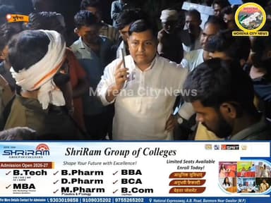 तीन दिन से रात में बिजली कटौती से लोग परेशान, कांग्रेस नेता जसवीर गुर्जर ने उठाई आवाज
मुरैना। शहर के वार्ड क्रमांक-3 स्थित अनुसूचित जाति बस्ती में पिछले तीन दिनों से रात के समय बिजली कटौती किए जाने का मामला सामने आया है। स्थानीय लोगों का आरोप है कि भीषण गर्मी के बीच लगातार रात में बिजली बंद रहने से गरीब एवं मजदूर परिवारों को भारी परेशानी का सामना करना पड़ रहा है।
सूचना मिलने पर कांग्रेस नेता जसवीर गुर्जर बस्ती में पहुंचे और रहवासियों के साथ बिजली विभाग के अधिकारियों से बात कर समस्या के समाधान की मांग की। उनके हस्तक्षेप के बाद बिजली आपूर्ति बहाल कराई गई, जिससे लोगों को राहत मिली।
इस दौरान जसवीर गुर्जर ने कहा कि यह केवल अस्थायी समाधान है। बिजली विभाग को इस समस्या का स्थायी समाधान करना चाहिए ताकि भविष्य में लोगों को ऐसी परेशानी का सामना न करना पड़े। उन्होंने चेतावनी दी कि यदि जल्द स्थायी व्यवस्था नहीं की गई तो प्रभावित लोगों के साथ आंदोलन किया जाएगा।
#morena #मुरैना #कांग्रेस
