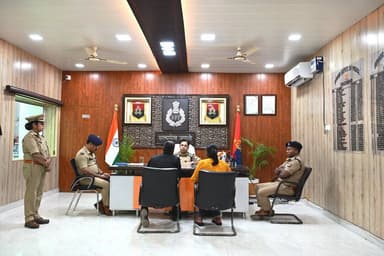 #SSP_अयोध्या द्वारा वरिष्ठ पुलिस अधीक्षक कार्यालय में जनता की समस्याओं को सुनकर यथा संभव मौके पर ही निस्तारित किया गया व शेष शिकायतों के त्वरित एवं गुणवत्ता पूर्ण निस्तारण सुनिश्चित करने हेतु संबंधित को निर्देशित किया जा रहा है। #UPPolice #ayodhyapolice https://t.co/AT1zm4WMCX