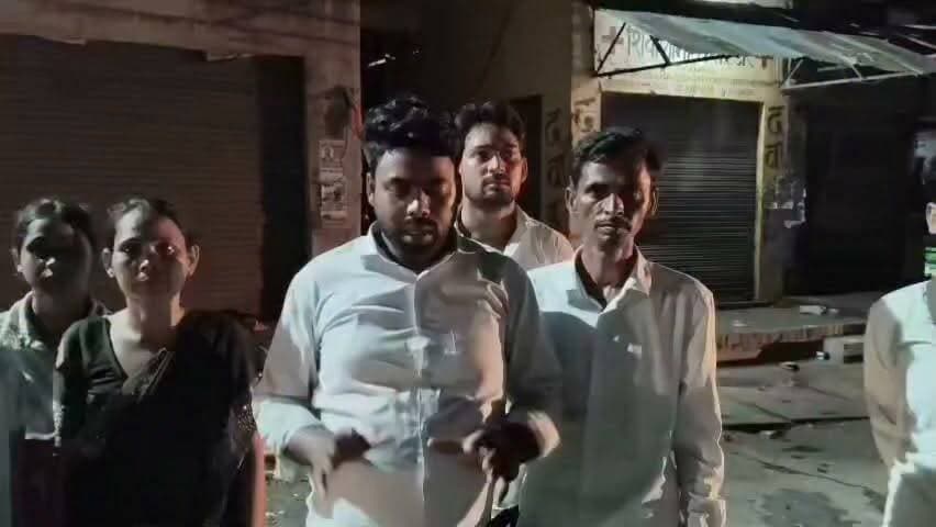 हरदोई: बिलग्राम थाने में मिली मासूम की खून से लथपथ पैंट, परिजनों का रेप का आरोप; कवरेज कर रहे पत्रकार से पुलिस की अभद्रता
हरदोई (बिलग्राम)। उत्तर प्रदेश के जनपद हरदोई के बिलग्राम थाने से एक झकझोर देने वाला मामला सामने आया है। यहाँ एक 11 वर्षीय मासूम बच्ची की गुमशुदगी के बाद जब वह बरामद हुई, तो थाने के अंदर का मंजर देखकर परिजनों के पैरों तले जमीन खिसक गई। आरोप है कि थाने में मासूम बच्ची के खून से लथपथ कपड़े मिले, जिसके बाद परिजनों ने बच्ची के साथ दुष्कर्म (रेप) किए जाने का गंभीर आरोप लगाया है।
गुमशुदगी की रिपोर्ट के बाद हुआ बड़ा खुलासा
जानकारी के अनुसार, पीड़ित पिता उजियारे लाल गौतम ने बिलग्राम थाने में अपनी 11 वर्षीय नाबालिग बेटी की गुमशुदगी की रिपोर्ट दर्ज कराई थी। पुलिस द्वारा लड़की को बरामद किए जाने के बाद जब परिजन थाने पहुंचे, तो वहाँ का नजारा बेहद खौफनाक था।
बेटी के खून से सने कपड़े देखकर माँ की रूह कांप उठी। जब पीड़ित परिवार ने इस पर पुलिस प्रशासन से न्याय की गुहार लगाई और सवाल पूछे, तो आरोप है कि पुलिसकर्मियों ने हमदर्दी दिखाने के बजाय पीड़ित परिवार को ही भद्दी-भद्दी गालियां दीं और थाने से बाहर खदेड़ दिया।
पत्रकार के साथ अभद्रता, वीडियो आया सामने
इस संवेदनशील घटना की कवरेज करने और पीड़ित परिवार का पक्ष जानने के लिए मौके पर मौजूद स्थानीय पत्रकार ने जब पूरे घटनाक्रम का वीडियो बनाना शुरू किया, तो थाने में तैनात पुलिसकर्मी भड़क गए।
आरोप है कि ड्यूटी पर मौजूद पुलिसकर्मियों ने पत्रकारिता के चौथे स्तंभ का गला घोंटते हुए पत्रकार के साथ घोर अभद्रता की, उनका मोबाइल छीनने की कोशिश की और मां-बहन की भद्दी-भद्दी गालियां दीं।
इन पुलिसकर्मियों पर लगे गंभीर आरोप
पीड़ित पत्रकार ने थाने में तैनात निम्नलिखित पुलिसकर्मियों पर सीधे तौर पर गंभीर आरोप लगाए हैं:
धर्मेन्द्र गिरी (पुलिसकर्मी)
देवनारायण पांडे (दरोगा)
पत्रकार का दावा है कि पुलिसकर्मियों द्वारा की गई गाली-गलौज और बदसलूकी की पूरी वीडियो और ऑडियो रिकॉर्डिंग उनके पास सुरक्षित मौजूद है, जो पुलिस के इस अमानवीय और तानाशाही चेहरे को बेनकाब करती है।
इंसाफ की मांग और पुलिसिया कार्यप्रणाली पर सवाल
एक तरफ जहां सूबे की सरकार कानून व्यवस्था और महिला सुरक्षा को लेकर बड़े-बड़े दावे करती है, वहीं हरदोई के बिलग्राम थाने से आई यह तस्वीर पुलिस की कार्यप्रणाली पर गंभीर सवाल खड़े करती है। पीड़ित परिवार ने उच्चाधिकारियों से न्याय की गुहार लगाते हुए दोषी पुलिसकर्मियों पर सख्त कार्रवाई और बच्ची के मामले की निष्पक्ष जांच की मांग की है।
#citynews24live
City News 24 Live
Hardoi Police
