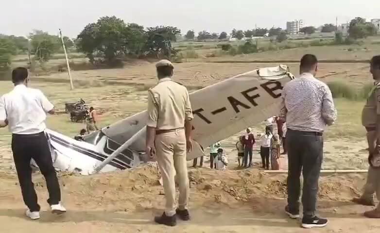 कासगंज में ट्रेनी एयरक्राफ्ट क्रैश, नेशनल हाईवे के पास गिरा विमान
महिला प्रशिक्षु पायलट घायल, राहत एवं बचाव कार्य तत्काल शुरू
दुर्घटना के कारणों की जांच शुरू, तकनीकी खामी या अन्य पहलुओं की होगी पड़ताल
✒️रिपोर्ट नागेंद्र पांडये
उत्तर प्रदेश के कासगंज जिले में रविवार को एक ट्रेनी एयरक्राफ्ट दुर्घटनाग्रस्त हो गया। प्रारंभिक जानकारी के अनुसार प्रशिक्षण उड़ान के दौरान विमान नेशनल हाईवे के समीप आकर गिर गया, जिससे प्रशिक्षु महिला पायलट घायल हो गई। सूचना मिलते ही पुलिस, प्रशासन और राहत-बचाव दल मौके पर पहुंच गए। फिलहाल दुर्घटना के कारणों की जांच की जा रही है। घटना से जुड़े वायरल वीडियो और सोशल मीडिया पोस्ट सामने आए हैं, हालांकि उनकी स्वतंत्र पुष्टि होना अभी बाकी है।
उत्तर प्रदेश के कासगंज जिले में उस समय अफरा-तफरी मच गई जब एक प्रशिक्षण (ट्रेनी) विमान अचानक दुर्घटनाग्रस्त होकर नेशनल हाईवे के समीप जा गिरा। दुर्घटना के समय विमान में प्रशिक्षु महिला पायलट मौजूद थीं, जिन्हें घायल अवस्था में तत्काल बाहर निकालकर उपचार के लिए अस्पताल भेजा गया।
प्रत्यक्षदर्शियों के अनुसार विमान के गिरते ही आसपास के क्षेत्र में लोगों की भीड़ एकत्र हो गई। सूचना मिलते ही स्थानीय पुलिस, प्रशासन और राहत-बचाव दल मौके पर पहुंच गए तथा पूरे क्षेत्र को सुरक्षा घेरा बनाकर सील कर दिया गया।
प्रारंभिक जानकारी के अनुसार विमान प्रशिक्षण उड़ान पर था। फिलहाल यह स्पष्ट नहीं हो सका है कि हादसा तकनीकी खराबी, मौसम संबंधी कारणों अथवा किसी अन्य वजह से हुआ। संबंधित विमानन एजेंसियां और प्रशासनिक अधिकारी पूरे घटनाक्रम की जांच में जुटे हैं।
घटना के बाद सोशल मीडिया पर कई वीडियो और तस्वीरें वायरल हो रही हैं। इनमें दुर्घटनास्थल पर राहत कार्य होते हुए दिखाई देने का दावा किया जा रहा है। हालांकि ND NEWS वायरल वीडियो की स्वतंत्र पुष्टि नहीं करता।
जांच एजेंसियों द्वारा विमान के ब्लैक बॉक्स (यदि उपलब्ध हो), तकनीकी रिकॉर्ड, उड़ान संबंधी दस्तावेज और प्रत्यक्षदर्शियों के बयान के आधार पर दुर्घटना के कारणों का पता लगाया जाएगा। प्रशासन ने लोगों से अपील की है कि वे अफवाहों पर ध्यान न दें और आधिकारिक जानकारी का ही अनुसरण करें।
वायरल फैक्ट
दुर्घटना से जुड़े वीडियो सोशल मीडिया पर तेजी से साझा किए जा रहे हैं। लेकिन किसी भी वायरल वीडियो या अपुष्ट दावे के आधार पर निष्कर्ष निकालना उचित नहीं है। घटना के वास्तविक कारण जांच पूरी होने के बाद ही स्पष्ट होंगे।
विमान दुर्घटनाएं हमेशा गंभीर तकनीकी और सुरक्षा जांच का विषय होती हैं। कासगंज की इस घटना में राहत की बात यह है कि घायल पायलट को समय रहते चिकित्सा सहायता उपलब्ध करा दी गई। अब सभी की नजर जांच रिपोर्ट पर है, जिससे दुर्घटना के वास्तविक कारण सामने आ सकेंगे और भविष्य में ऐसी घटनाओं की पुनरावृत्ति रोकने के लिए आवश्यक कदम उठाए जा सकेंगे।
🟥 ND NEWS | दैनिक निष्पक्ष धारा की जनहित अपील
ND NEWS नागरिकों से अपील करता है कि किसी भी विमान दुर्घटना या आपदा स्थल पर भीड़ न लगाएं तथा राहत एवं बचाव कार्य में बाधा न पहुंचाएं। प्रशासन और जांच एजेंसियों को निष्पक्ष एवं वैज्ञानिक तरीके से जांच करने का अवसर दें। सरकार एवं संबंधित विमानन विभाग से अपेक्षा है कि दुर्घटना के कारणों का शीघ्र खुलासा कर भविष्य में ऐसी घटनाओं की रोकथाम के लिए आवश्यक सुरक्षा उपाय सुनिश्चित किए जाएं।
जनहित में सुझाव
दुर्घटना स्थल से सुरक्षित दूरी बनाए रखें।
राहत एवं बचाव कार्य में प्रशासन का सहयोग करें।
सोशल मीडिया पर केवल सत्यापित जानकारी ही साझा करें।
प्रशिक्षण विमानों की नियमित तकनीकी जांच और सुरक्षा ऑडिट सुनिश्चित किए जाएं।
विमानन प्रशिक्षण संस्थानों में सुरक्षा मानकों का कड़ाई से पालन कराया जाए।
👇👇👇
#NDNews #दैनिकनिष्पक्षधारा #Kasganj #AircraftCrash #PlaneCrash #AviationSafety #UPPolice #DisasterResponse #BreakingNews #CivilAviation #UPNews
👇👇👇
@CMOfficeUP
@myogiadityanath
@UPGovt
@Uppolice
@dgpup
@kasganjpolice
@MoCA_GoI
@AAI_Official
@DGCAIndia
@NDRFHQ
@InfoDeptUP
👇👇
🟥 ND NEWS | दैनिक निष्पक्ष धारा
मुख्य संपादक / संस्थापक: राजन सिंह हाड़ा
सह-संपादक: शालिनी सिंह भदौरिया
✒️ रिपोर्ट: सहयोगी शिवा गुप्ता के साथ जिला ब्यूरो अजय श्रीवास्तव
📍 कार्यालय-3: U158, हीरा स्वीट्स के पास, विकास मार्ग, लक्ष्मी नगर, पूर्वी दिल्ली, पिन कोड – 110092 (NCR)
📍 कार्यालय-2: विधानसभा रोड, बर्लिंगटन चौराहा, लखनऊ 226001 (UP)
📍 कार्यालय-1: 1/1 अटल बिहारी चौराहा, नियर बर्मा चौराहा, फतेहपुर 212601 (UP)
📅 दिनांक: 29 जून 2026
📆 दिन: सोमवार
📧 Email: ndnewschannel@gmail.com
📞 मोबाइल: 9696119696
