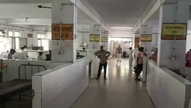 फतेहपुर में जमीनी रंजिश का आरोप: महिला को घर से घसीटकर पीटने का दावा, पुलिस कार्रवाई पर उठे सवाल
पति के बाहर रहने का आरोपियों ने उठाया फायदा, पीड़िता ने दबंगों पर मारपीट और धमकी देने का आरोप
थाने में शिकायत के बावजूद कार्रवाई न होने का आरोप, निष्पक्ष जांच की मांग
✒️रिपोर्ट अमर केसरवानी
उत्तर प्रदेश के फतेहपुर जिले के अशोथर थाना क्षेत्र के सरकंडी बर्रा बगहा गांव में एक महिला ने जमीनी विवाद को लेकर कुछ लोगों पर घर में घुसकर मारपीट, बाल पकड़कर बाहर घसीटने और जान से मारने की धमकी देने का आरोप लगाया है। पीड़िता का यह भी कहना है कि शिकायत के बावजूद पुलिस ने अब तक प्रभावी कार्रवाई नहीं की। इन आरोपों की स्वतंत्र पुष्टि नहीं हुई है और मामले में पुलिस का पक्ष सामने आना बाकी है।
फतेहपुर जिले के अशोथर थाना क्षेत्र के सरकंडी बर्रा बगहा गांव में जमीनी रंजिश और मकान पर कब्जे के विवाद को लेकर एक महिला के साथ कथित मारपीट का मामला सामने आया है। पीड़िता सोनी देवी, पत्नी सोहन, ने आरोप लगाया है कि उनके पति मुंबई में मजदूरी करते हैं और वह घर पर अकेली रहती हैं। इसी का फायदा उठाकर गांव के कुछ लोगों ने उनके साथ मारपीट की।
पीड़िता के अनुसार, कुछ समय पहले उसकी जमीन पर कथित रूप से दुकान रखी गई थी, जिसे उसने हटवा दिया था। इसके बाद से विवाद और बढ़ गया। महिला का कहना है कि घर का बंटवारा भी पहले ही हो चुका है, बावजूद इसके विवाद जारी है।
महिला का आरोप है कि 25 जून की रात कुछ लोग उसके घर पहुंचे और दरवाजा खुलवाने का प्रयास किया। उसने दरवाजा नहीं खोला। अगले दिन सुबह आरोपित कथित तौर पर घर में घुस आए, उसके बाल पकड़कर उसे घर से बाहर घसीटा, मारपीट की, गाली-गलौज की और गांव छोड़ने तथा जान से मारने की धमकी दी।
पीड़िता का कहना है कि शोर सुनकर ग्रामीण मौके पर पहुंचे, जिसके बाद उसकी जान बच सकी। घायल अवस्था में उसे अस्पताल में भर्ती कराया गया, जहां उसका उपचार चल रहा है। घटना की सूचना मिलने पर मुंबई में मजदूरी कर रहे उसके पति भी घर लौट आए।
महिला ने आरोप लगाया कि इससे पहले भी जमीनी विवाद को लेकर कई बार उसके साथ मारपीट की जा चुकी है, लेकिन पुलिस द्वारा प्रभावी कार्रवाई नहीं किए जाने से आरोपियों के हौसले बढ़े हुए हैं।
फिलहाल इस मामले में पुलिस का आधिकारिक पक्ष सामने आना शेष है। आरोपों की सत्यता पुलिस जांच और उपलब्ध साक्ष्यों के आधार पर ही स्पष्ट होगी।
वायरल फैक्ट
घटना को लेकर स्थानीय स्तर पर चर्चा तेज है। यदि घटना से संबंधित कोई वीडियो या फोटो सोशल मीडिया पर प्रसारित हो रहे हैं, तो उनकी स्वतंत्र पुष्टि होना आवश्यक है। किसी भी निष्कर्ष पर पहुंचने से पहले पुलिस जांच का इंतजार किया जाना चाहिए।
जमीनी विवाद अक्सर गंभीर कानून-व्यवस्था की स्थिति पैदा कर देते हैं।ऐसे मामलों में निष्पक्ष पुलिस जांच, पीड़ित की सुरक्षा और दोषी पाए जाने वालों के विरुद्ध समयबद्ध कानूनी कार्रवाई न्याय व्यवस्था में विश्वास बनाए रखने के लिए आवश्यक है।
🟥 NDNEWS | दैनिक निष्पक्ष धारा की जनहित अपील
NDNEWS सभी नागरिकों से अपील करता है कि भूमि विवादों का समाधान हिंसा के बजाय कानूनी और राजस्व प्रक्रिया के माध्यम से करें। यदि किसी महिला के साथ मारपीट,धमकी या उत्पीड़न होता है तो पुलिस को तत्काल निष्पक्ष कार्रवाई करनी चाहिए।प्रशासन से अपेक्षा है कि पीड़ित की सुरक्षा सुनिश्चित करते हुए मामले की निष्पक्ष जांच कर दोषियों के विरुद्ध कठोर कानूनी कार्रवाई करे।
जनहित में सुझाव
भूमि विवादों का समाधान न्यायालय और राजस्व विभाग के माध्यम से करें।
महिलाओं के विरुद्ध हिंसा की प्रत्येक शिकायत पर तत्काल कार्रवाई सुनिश्चित की जाए।
किसी भी पक्ष द्वारा कानून अपने हाथ में लेने पर सख्त कार्रवाई हो।
पीड़ितों को चिकित्सा,सुरक्षा और कानूनी सहायता समय पर उपलब्ध कराई जाए।
गांवों में विवाद निस्तारण के लिए प्रशासन नियमित संवाद और निगरानी बढ़ाए।
👇🏿👇🏿👇🏿
#NDNews #दैनिकनिष्पक्षधारा #Fatehpur #Ashothar #WomenSafety #LandDispute #UPPolice #CrimeNews #JusticeForWomen #BreakingNews #fatehpurpolice #AshotharPolice #DMFatehpur #SPFatehpur #UPGovt
👇👇
@dgpup
@RSSorg
@UPGovt
@wpl1090
@RSSgeet
@Uppolice
@MIB_India
@PMOIndia
@HMOIndia
@abmanglik
@VHPDigital
@igrangealld
@myogioffice
@InfoDeptUP
@dmfatehpur
@sdmsadarftp
@CMOfficeUP
@CMOUP_RC
@ChiefSecyUP
@ChiefSecyUP
@MahantYogiG
@FatehpurSdm
@fatehpurpolice
@BajrangDalOrg
@112UttarPradesh
@myogiadityanath
@CommissionerPrg
@ADGZonPrayagraj
@UPMahilaKalyan
👇🏿👇🏿
🟥ND NEWS | निष्पक्ष धारा
मुख्य संपादक/संस्थापक: राजन सिंह हाड़ा
सह-संपादक:शालिनी सिंह भदौरिया
📞 मोबाइल: 9696119696