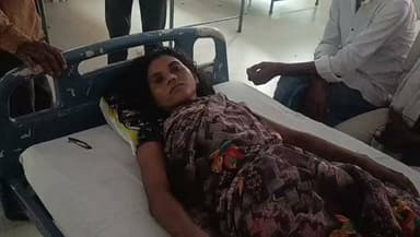 फतेहपुर में जमीनी रंजिश का आरोप: महिला को घर से घसीटकर पीटने का दावा, पुलिस कार्रवाई पर उठे सवाल
पति के बाहर रहने का आरोपियों ने उठाया फायदा, पीड़िता ने दबंगों पर मारपीट और धमकी देने का आरोप
थाने में शिकायत के बावजूद कार्रवाई न होने का आरोप, निष्पक्ष जांच की मांग
✒️रिपोर्ट अमर केसरवानी
उत्तर प्रदेश के फतेहपुर जिले के अशोथर थाना क्षेत्र के सरकंडी बर्रा बगहा गांव में एक महिला ने जमीनी विवाद को लेकर कुछ लोगों पर घर में घुसकर मारपीट, बाल पकड़कर बाहर घसीटने और जान से मारने की धमकी देने का आरोप लगाया है। पीड़िता का यह भी कहना है कि शिकायत के बावजूद पुलिस ने अब तक प्रभावी कार्रवाई नहीं की। इन आरोपों की स्वतंत्र पुष्टि नहीं हुई है और मामले में पुलिस का पक्ष सामने आना बाकी है।
फतेहपुर जिले के अशोथर थाना क्षेत्र के सरकंडी बर्रा बगहा गांव में जमीनी रंजिश और मकान पर कब्जे के विवाद को लेकर एक महिला के साथ कथित मारपीट का मामला सामने आया है। पीड़िता सोनी देवी, पत्नी सोहन, ने आरोप लगाया है कि उनके पति मुंबई में मजदूरी करते हैं और वह घर पर अकेली रहती हैं। इसी का फायदा उठाकर गांव के कुछ लोगों ने उनके साथ मारपीट की।
पीड़िता के अनुसार, कुछ समय पहले उसकी जमीन पर कथित रूप से दुकान रखी गई थी, जिसे उसने हटवा दिया था। इसके बाद से विवाद और बढ़ गया। महिला का कहना है कि घर का बंटवारा भी पहले ही हो चुका है, बावजूद इसके विवाद जारी है।
महिला का आरोप है कि 25 जून की रात कुछ लोग उसके घर पहुंचे और दरवाजा खुलवाने का प्रयास किया। उसने दरवाजा नहीं खोला। अगले दिन सुबह आरोपित कथित तौर पर घर में घुस आए, उसके बाल पकड़कर उसे घर से बाहर घसीटा, मारपीट की, गाली-गलौज की और गांव छोड़ने तथा जान से मारने की धमकी दी।
पीड़िता का कहना है कि शोर सुनकर ग्रामीण मौके पर पहुंचे, जिसके बाद उसकी जान बच सकी। घायल अवस्था में उसे अस्पताल में भर्ती कराया गया, जहां उसका उपचार चल रहा है। घटना की सूचना मिलने पर मुंबई में मजदूरी कर रहे उसके पति भी घर लौट आए।
महिला ने आरोप लगाया कि इससे पहले भी जमीनी विवाद को लेकर कई बार उसके साथ मारपीट की जा चुकी है, लेकिन पुलिस द्वारा प्रभावी कार्रवाई नहीं किए जाने से आरोपियों के हौसले बढ़े हुए हैं।
फिलहाल इस मामले में पुलिस का आधिकारिक पक्ष सामने आना शेष है। आरोपों की सत्यता पुलिस जांच और उपलब्ध साक्ष्यों के आधार पर ही स्पष्ट होगी।
वायरल फैक्ट
घटना को लेकर स्थानीय स्तर पर चर्चा तेज है। यदि घटना से संबंधित कोई वीडियो या फोटो सोशल मीडिया पर प्रसारित हो रहे हैं, तो उनकी स्वतंत्र पुष्टि होना आवश्यक है। किसी भी निष्कर्ष पर पहुंचने से पहले पुलिस जांच का इंतजार किया जाना चाहिए।
जमीनी विवाद अक्सर गंभीर कानून-व्यवस्था की स्थिति पैदा कर देते हैं।ऐसे मामलों में निष्पक्ष पुलिस जांच, पीड़ित की सुरक्षा और दोषी पाए जाने वालों के विरुद्ध समयबद्ध कानूनी कार्रवाई न्याय व्यवस्था में विश्वास बनाए रखने के लिए आवश्यक है।
🟥 NDNEWS | दैनिक निष्पक्ष धारा की जनहित अपील
NDNEWS सभी नागरिकों से अपील करता है कि भूमि विवादों का समाधान हिंसा के बजाय कानूनी और राजस्व प्रक्रिया के माध्यम से करें। यदि किसी महिला के साथ मारपीट,धमकी या उत्पीड़न होता है तो पुलिस को तत्काल निष्पक्ष कार्रवाई करनी चाहिए।प्रशासन से अपेक्षा है कि पीड़ित की सुरक्षा सुनिश्चित करते हुए मामले की निष्पक्ष जांच कर दोषियों के विरुद्ध कठोर कानूनी कार्रवाई करे।
जनहित में सुझाव
भूमि विवादों का समाधान न्यायालय और राजस्व विभाग के माध्यम से करें।
महिलाओं के विरुद्ध हिंसा की प्रत्येक शिकायत पर तत्काल कार्रवाई सुनिश्चित की जाए।
किसी भी पक्ष द्वारा कानून अपने हाथ में लेने पर सख्त कार्रवाई हो।
पीड़ितों को चिकित्सा,सुरक्षा और कानूनी सहायता समय पर उपलब्ध कराई जाए।
गांवों में विवाद निस्तारण के लिए प्रशासन नियमित संवाद और निगरानी बढ़ाए।
👇🏿👇🏿👇🏿
#NDNews #दैनिकनिष्पक्षधारा #Fatehpur #Ashothar #WomenSafety #LandDispute #UPPolice #CrimeNews #JusticeForWomen #BreakingNews #fatehpurpolice #AshotharPolice #DMFatehpur #SPFatehpur #UPGovt
👇👇
@dgpup
@RSSorg
@UPGovt
@wpl1090
@RSSgeet
@Uppolice
@MIB_India
@PMOIndia
@HMOIndia
@abmanglik
@VHPDigital
@igrangealld
@myogioffice
@InfoDeptUP
@dmfatehpur
@sdmsadarftp
@CMOfficeUP
@CMOUP_RC
@ChiefSecyUP
@ChiefSecyUP
@MahantYogiG
@FatehpurSdm
@fatehpurpolice
@BajrangDalOrg
@112UttarPradesh
@myogiadityanath
@CommissionerPrg
@ADGZonPrayagraj
@UPMahilaKalyan
👇🏿👇🏿
🟥ND NEWS | निष्पक्ष धारा
मुख्य संपादक/संस्थापक: राजन सिंह हाड़ा
सह-संपादक:शालिनी सिंह भदौरिया
📞 मोबाइल: 9696119696