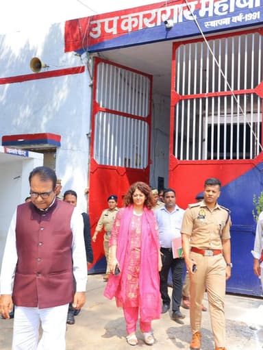मा. जिला जज श्री राम नगीना यादव, जिलाधिकारी महोबा श्रीमती ग़ज़ल भारद्वाज एवं पुलिस अधीक्षक महोबा श्री शशांक सिंह @shashsinghips द्वारा उपकारागार महोबा का त्रैमासिक निरीक्षण किया गया।
🔸 इस अवसर पर उपकारागार में नवनिर्मित मुलाक़ात शेड का उद्घाटन भी किया गया।
🔸 निरीक्षण के दौरान महिला एवं पुरुष बंदियों की आवासीय बैरकों, भोजनालय, चिकित्सालय, पाठशाला सहित उपकारागार की विभिन्न व्यवस्थाओं का गहन निरीक्षण कर आवश्यक दिशा-निर्देश दिए गए।
🔸अधिकारियों द्वारा जेल परिसर में स्वच्छता बनाए रखने, सुरक्षा व्यवस्था को और अधिक सुदृढ़ करने तथा किसी भी प्रकार की प्रतिबंधित सामग्री के प्रवेश पर प्रभावी रोक सुनिश्चित करने के निर्देश संबंधित अधिकारियों को दिए गए।
#UPPolice