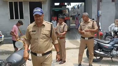 धोखाधड़ी के मामले में हरिद्वार पुलिस ने आरोपियों के घर ढोल-नगाड़ों के साथ 84 BNSS उद्घोषणा की कार्रवाई
अपराध और अपराधियों पर SSP हरिद्वार का कड़क रुख़
गिरफ्तारी से बचने वालों के विरुद्ध माननीय न्यायालय के आदेश पर कार्रवाई तेज
फरार आरोपियों को कानून के दायरे में लाने के लिए लगातार दबिश और वैधानिक कार्रवाई जारी
अपराध कर फरार होने वालों को हर हाल में सलाखों के पीछे पहुंचाया जाएगा-SSP हरिद्वार
Uttarakhand Police Uttarakhand Traffic Police -Traffic Directorate Garhwal Range Uttarakhand Police Uttarakhand DIPR #HaridwarPolice #SSPHaridwar #BNSS84 #CrimeControl #FraudCase #PoliceAction #LawAndOrder #UttarakhandPolice