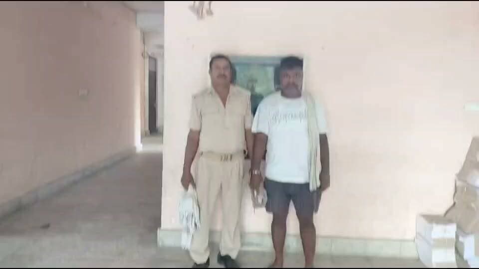 किऊल थाना क्षेत्र में बिच्छवे गांव हनुमान मंदिर के समीप से महुआ शराब के साथ एक व्यक्ति को उत्पाद पुलिस ने किया गिरफ्तार #bihar #lakhisarai #Excise #Crime #police