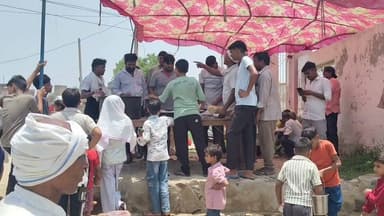 मौजपुर में भंडारे का आयोजन हुआ
#लक्ष्मणगढ़ के गांव मौजपुर में हर वर्ष की भाँति इस वर्ष भी जयेष्ठ पूर्णिमा के अवसर पर बाबा लालदास जी महाराज के मंदिर मौजपुर मे प्रसाद वितरण और ठंडाई का कार्यक्रम आयोजित हुआ! राजेंद्र सैनी ने बताया कि प्रातःकाल बाबा का शाही स्नान और महाआरती की! उसके बाद लोगों को प्रसाद और ठंडाई वितरण का कार्यक्रम हुआ। इस कार्यक्रम के दौरान घनश्याम सैनी, विजय सैनी, राजेंद्र सैनी, विष्णु सैनी, ओमप्रकाश सैनी, लखमी सैनी, सुनील सैनी, शिखर सैनी, भगवान सैनी, शंकर सैनी, सुरेंद्र नरूका, सोनू नरूका, राजेंद्र शर्मा, अनिल सैनी, इंदरमल सैनी(पूर्व सरपंच), डॉ विमल सैनी एवम सैकडो लौग मौजूद रहे।