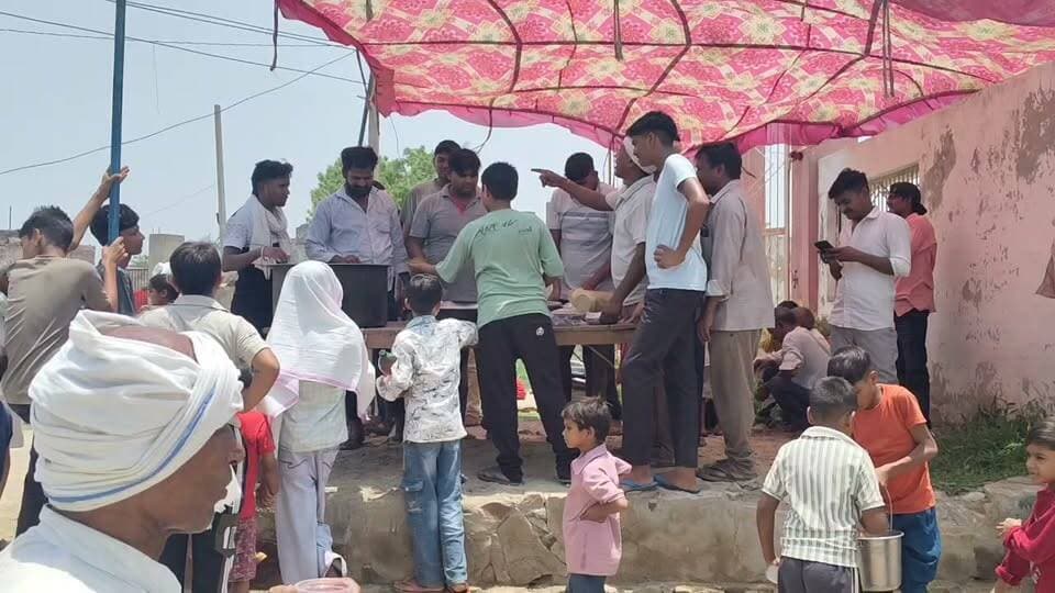 मौजपुर में भंडारे का आयोजन हुआ
#लक्ष्मणगढ़ के गांव मौजपुर में हर वर्ष की भाँति इस वर्ष भी जयेष्ठ पूर्णिमा के अवसर पर बाबा लालदास जी महाराज के मंदिर मौजपुर मे प्रसाद वितरण और ठंडाई का कार्यक्रम आयोजित हुआ! राजेंद्र सैनी ने बताया कि प्रातःकाल बाबा का शाही स्नान और महाआरती की! उसके बाद लोगों को प्रसाद और ठंडाई वितरण का कार्यक्रम हुआ। इस कार्यक्रम के दौरान घनश्याम सैनी, विजय सैनी, राजेंद्र सैनी, विष्णु सैनी, ओमप्रकाश सैनी, लखमी सैनी, सुनील सैनी, शिखर सैनी, भगवान सैनी, शंकर सैनी, सुरेंद्र नरूका, सोनू नरूका, राजेंद्र शर्मा, अनिल सैनी, इंदरमल सैनी(पूर्व सरपंच), डॉ विमल सैनी एवम सैकडो लौग मौजूद रहे।