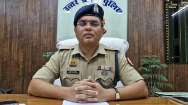 *कासगंज से आज की बड़ी अपडेट*
*एटा के स्कूल के बाबू का अपहरण, हत्या*
प्रिंसिपल और उसके साथी ने की वारदात
*कासगंज में शव ले जाते हुए दोनों अरेस्ट हुए*
वाहन चेकिंग के दौरान कार से शव बरामद
*शव ठिकाने लगाने ले जा रहे थे दो आरोपी*
प्रिंसिपल कृष्णा कुमार पांडेय मुख्य आरोपी
माधवानन्द इंटर कॉलेज गांव कसैला थाना जैथरा में बाबू था राहुल
*खौफनाक वारदात की वजह ढूंढ रही पुलिस*
पटियाली पुलिस ने शव ले जाते हुए पकड़ा।
*इस गम्भीर घटना में कार्रवाई की जानकारी देते- एटा के एएसपी श्वेताभ पांडेय*