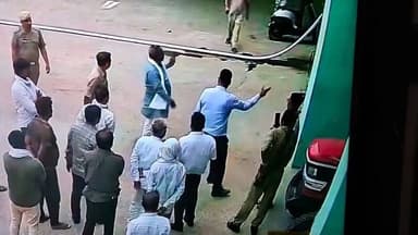 जालौन में एसडीएम रिंकू राही और ब्लॉक प्रमुख के बीच विवाद का CCTV सामने आया। शिकायत के बाद डीएम ने 5 सदस्यीय जांच समिति गठित कर जांच के आदेश दिए। अब सभी की नजर जांच रिपोर्ट पर।
#Jalaun #UPNews #RinkuRahi #CCTV #BreakingNews #SDM #ViralVideo #UttarPradesh #NewsUpdate