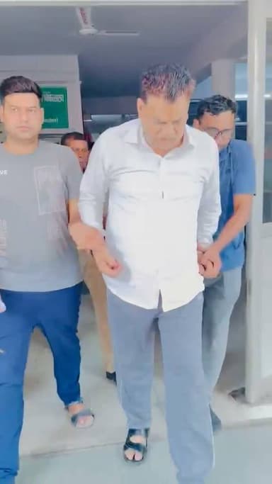 अमरोहा/उत्तर प्रदेश
कानूनगो संघ के जिलाध्यक्ष क़ानूनगो अरविंद कुमार शर्मा कों एंटी करप्शन टीम ने 10 हजार रूपये कि रिश्वत लेते हुए किया गिरफ्तार।
कानूनगो अरविंद कुमार शर्मा हसनपुर तहसील के कानूनगो संघ के हैं जिलाध्यक्ष।
थाना गजरौला क्षेत्र में एक व्यापारिक संस्थान पर कानूनगो 10 हजार रूपये कि रिश्वत लेते हुए किया गया गिरफ्तार।
एंटी करप्शन टीम कानून को गिरफ्तार कर थाना गजरौला पहुंची।
किसान से काम कराने के नाम 10 हजार रूपये कि कानूनगो द्वारा लगातार कि जा रही थी मांग।