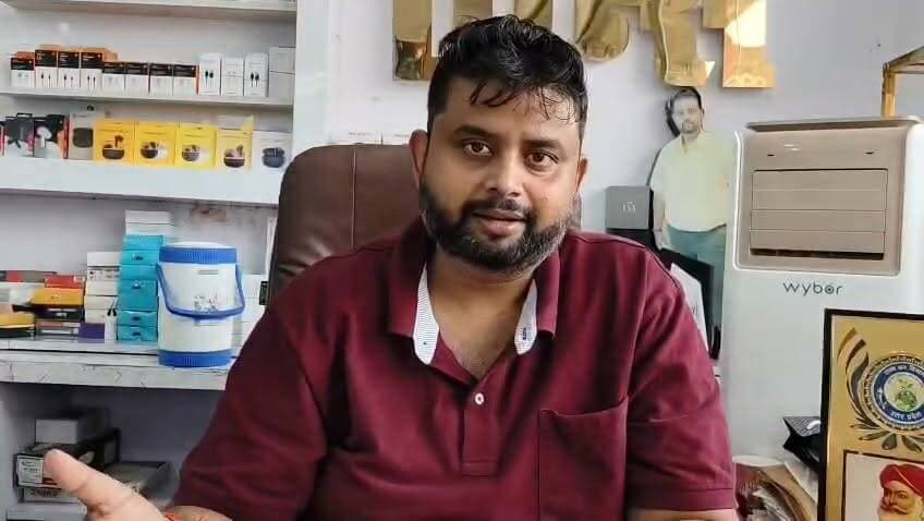 दानवीर भामाशाह जयंती पर राज्य कर विभाग का सम्मान समारोह
📍 कलेक्ट्रेट सभागार में हुआ कार्यक्रम
✅ सर्वाधिक जीएसटी जमा करने वाले 10 व्यापारियों का हुआ सम्मान
✅ व्यापारियों को जीएसटी के प्रति किया गया जागरूक
चित्रकूट के युवा व्यापारी और समाजसेवी प्रिंस विनोद केसरवानी को मिला सम्मान
✅ डीएम पुलकित गर्ग व विधायक अविनाशचंद्र द्विवेदी के हाथों से सम्मानित हुए प्रिंस विनोद केसरवानी
#चित्रकूट #prince #kesarvani #vinod #सम्मान