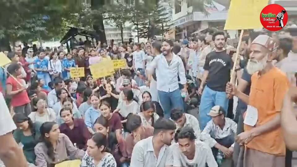 कुल्लू जिले के ढालपुर अस्पताल में गर्भवती महिला की मौत को लेकर परिजनों सहित रोड़ पर उतरी जनता
#kullutodaynews #SachKiAwaaz #MediaPower #HimachalNews #himachalkiawaaz #himachalpradesh #rampur #BreakingNews #shimla #kinnaur #kullu
