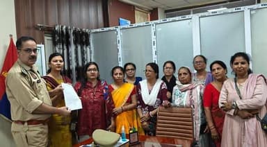 गौतमबुद्ध नगर में महिला शक्ति उत्थान मंडल ने पुलिस कमिश्नर कार्यालय पहुंचकर डीसीपी शैलेंद्र कुमार सिंह को ज्ञापन सौंपा। संगठन ने स्वर्गीय भरत तिवारी हत्याकांड पर गहरा रोष जताते हुए उन शासन और प्रशासनिक अधिकारियों के खिलाफ एफआईआर दर्ज करने की मांग की, जिन पर समय रहते कार्रवाई न करने का आरोप लगाया गया है।
संगठन का कहना है कि यदि संबंधित विभागों ने अपनी जिम्मेदारी निभाई होती, तो यह घटना टाली जा सकती थी। ज्ञापन में प्रशासनिक लापरवाही, भ्रष्टाचार और पीड़ितों को समय पर न्याय न मिलने का मुद्दा भी उठाया गया।
महिला शक्ति उत्थान मंडल ने प्रधानमंत्री, मुख्यमंत्री, जिलाधिकारी और पुलिस कमिश्नर से प्रशासनिक व्यवस्था को अधिक पारदर्शी, जवाबदेह और प्रभावी बनाने की मांग की, ताकि आम जनता को समय पर न्याय मिल सके।