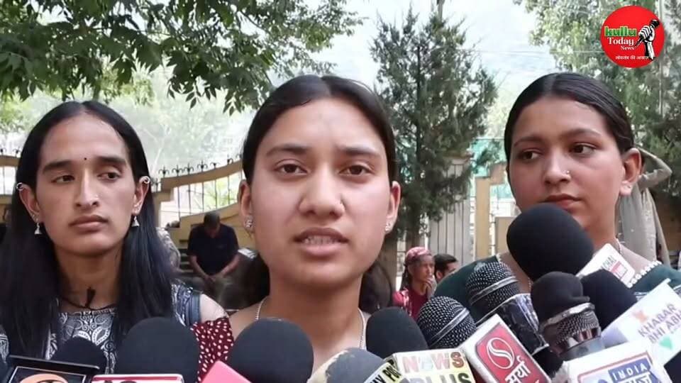 कुल्लू जिले में 2 दिन पहले ढालपुर अस्पताल में अखिल भारतीय विद्यार्थी परिषद द्वारा गर्भवती महिला की मौत मामले को लेकर किया धरना प्रदर्शन और कहा --
#kullutodaynews #SachKiAwaaz #MediaPower #HimachalNews #himachalkiawaaz #himachalpradesh #rampur #BreakingNews #shimla #kinnaur #kullu
