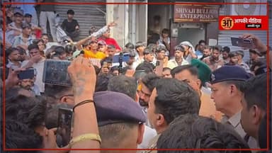 ⚡ ऊधमसिंह नगर पुलिस का 'ऑपरेशन प्रहार': किच्छा के बहुचर्चित विक्रांत बागी हत्याकांड के दो नामजद आरोपी अवैध तमंचों के साथ गिरफ्तार; यूपी भागने की फिराक में थे शातिर बदमाश!
रुद्रपुर/किच्छा (Aapki Media): ऊधमसिंह नगर जिले में अपराधियों और नशा माफियाओं के खिलाफ एसएसपी अजय गणपति का हंटर लगातार गरज रहा है। जिले में चलाए जा रहे विशेष अभियान "ऑपरेशन प्रहार" के तहत पुलिस को एक और बड़ी और ऐतिहासिक सफलता हाथ लगी है। किच्छा के चर्चित विक्रांत बागी हत्याकांड में नामजद दो शातिर शूटरों/बदमाशों को पुलिस ने उत्तर प्रदेश बॉर्डर पार करने से ठीक पहले दबोच लिया है।
गिरफ्तार किए गए दोनों आरोपी सोशल मीडिया पर भी हथियारों और आपराधिक गतिविधियों से जुड़े वीडियो पोस्ट कर अपना खौफ बनाने का प्रयास करते थे, लेकिन पुलिस की मुस्तैदी के आगे इनकी एक न चली।
🏍️ मुखबिर की सटीक सूचना पर घेराबंदी, पुलिस को देख मारने लगे थे दौड़:
एसएसपी अजय गणपति के कुशल निर्देशन में बॉर्डर पर कड़ी चेकिंग के दौरान पुलिस टीम को एक बेहद पुख्ता सूचना प्राप्त हुई:
🎯 यूपी भागने का था प्लान: मुखबिर ने सूचना दी कि हत्याकांड में नामजद आरोपी सिप्पी सागर उर्फ राजीव सागर और अंकित सागर उर्फ गट्टी एक मोटरसाइकिल पर सवार होकर ब्लॉक रोड के रास्ते उत्तर प्रदेश भागने की फिराक में हैं।
⛓️ पीछा कर दबोचा: सूचना मिलते ही पुलिस टीम ने तत्काल घेराबंदी की। पुलिस को सामने देखकर दोनों बदमाशों ने बाइक मोड़कर भागने का प्रयास किया, लेकिन मुस्तैद जवानों ने पीछा कर दोनों को जमीन पर पटक दिया और मौके पर ही दबोच लिया।
🔫 दो अवैध तमंचे और कारतूस बरामद: अमली जामा पहनाने के बाद जब दोनों की सघन तलाशी ली गई, तो उनके पास से 02 अवैध देशी तमंचे (.315 बोर) और 02 जिंदा कारतूस बरामद किए गए, जिससे वे किसी बड़ी वारदात को भी अंजाम दे सकते थे।
🕵️ पुराना है आपराधिक इतिहास, अन्य सहयोगियों पर भी कसेगा शिकंजा:
पूछताछ में आरोपियों ने कुबूल किया कि वे पहले भी कई संगीन और आपराधिक मामलों में जेल की हवा खा चुके हैं। विक्रांत बागी हत्याकांड में जैसे ही उनका नाम पुलिस की फाइलों में आया, वे गिरफ्तारी और एनकाउंटर के डर से यूपी में छिपने जा रहे थे।
एसएसपी अजय गणपति ने साफ शब्दों में चेतावनी दी है कि जिले में अपराध और अपराधियों के खिलाफ 'जीरो टॉलरेंस' की नीति जारी रहेगी। पुलिस अब दोनों आरोपियों से रिमांड पर गहन पूछताछ कर रही है ताकि हत्याकांड के पीछे छिपे मास्टरमाइंड और इन्हें पनाह देने वाले अन्य सफेदपोशों के चेहरों को भी बेनकाब किया जा सके।
💬 जनता की अदालत: हत्या जैसे संगीन मामलों को अंजाम देकर पड़ोसी राज्यों (UP) में छिपने वाले अपराधियों और सोशल मीडिया पर हथियारों का प्रदर्शन करने वाले ऐसे बदमाशों के खिलाफ पुलिस के इस त्वरित 'ऑन-स्पॉट' एक्शन पर आपकी क्या राय है?
उधमसिंह नगर बॉर्डर पर पुलिस की इस मुस्तैदी से साफ है कि देवभूमि में अपराध करके भाग पाना अब नामुमकिन है।
1️⃣ क्या आपको लगता है कि सोशल मीडिया पर हथियारों और गैंगस्टर संस्कृति (Gangster Culture) को बढ़ावा देने वाले रील्स बनाने वाले युवाओं पर भी पुलिस को पहले से ही सख्त नजर रखनी चाहिए?
2️⃣ किच्छा हत्याकांड के मुख्य आरोपियों को 24 घंटे के भीतर यूपी बॉर्डर पर दबोचने वाली ऊधमसिंह नगर पुलिस और एसएसपी अजय गणपति की टीम को आप 10 में से कितने नंबर देंगे?
👇 अपनी कड़क और बेबाक राय नीचे कमेंट बॉक्स में जरूर दर्ज करें, और अपराधियों के खिलाफ पुलिस के इस बड़े प्रहार की खबर को हर ग्रुप में जमकर SHARE करें!
#UdhamSinghNagarNews #RudrapurPolice #OperationPrahar2026 #KichhaMurderCase #VikrantBagiHatyakand #SspAjayGanpati #ArrestedWithArms #CrimeNewsUttarakhand #AapkiMedia #DehradunDiaries #PushkarSinghDhami #ZeroToleranceUttarakhand #BreakingNews