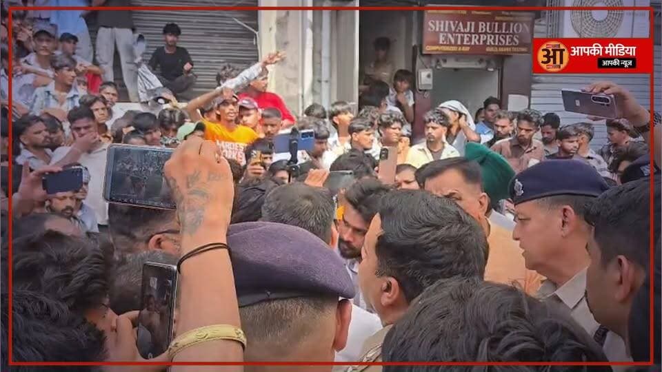⚡ ऊधमसिंह नगर पुलिस का 'ऑपरेशन प्रहार': किच्छा के बहुचर्चित विक्रांत बागी हत्याकांड के दो नामजद आरोपी अवैध तमंचों के साथ गिरफ्तार; यूपी भागने की फिराक में थे शातिर बदमाश!
रुद्रपुर/किच्छा (Aapki Media): ऊधमसिंह नगर जिले में अपराधियों और नशा माफियाओं के खिलाफ एसएसपी अजय गणपति का हंटर लगातार गरज रहा है। जिले में चलाए जा रहे विशेष अभियान "ऑपरेशन प्रहार" के तहत पुलिस को एक और बड़ी और ऐतिहासिक सफलता हाथ लगी है। किच्छा के चर्चित विक्रांत बागी हत्याकांड में नामजद दो शातिर शूटरों/बदमाशों को पुलिस ने उत्तर प्रदेश बॉर्डर पार करने से ठीक पहले दबोच लिया है।
गिरफ्तार किए गए दोनों आरोपी सोशल मीडिया पर भी हथियारों और आपराधिक गतिविधियों से जुड़े वीडियो पोस्ट कर अपना खौफ बनाने का प्रयास करते थे, लेकिन पुलिस की मुस्तैदी के आगे इनकी एक न चली।
🏍️ मुखबिर की सटीक सूचना पर घेराबंदी, पुलिस को देख मारने लगे थे दौड़:
एसएसपी अजय गणपति के कुशल निर्देशन में बॉर्डर पर कड़ी चेकिंग के दौरान पुलिस टीम को एक बेहद पुख्ता सूचना प्राप्त हुई:
🎯 यूपी भागने का था प्लान: मुखबिर ने सूचना दी कि हत्याकांड में नामजद आरोपी सिप्पी सागर उर्फ राजीव सागर और अंकित सागर उर्फ गट्टी एक मोटरसाइकिल पर सवार होकर ब्लॉक रोड के रास्ते उत्तर प्रदेश भागने की फिराक में हैं।
⛓️ पीछा कर दबोचा: सूचना मिलते ही पुलिस टीम ने तत्काल घेराबंदी की। पुलिस को सामने देखकर दोनों बदमाशों ने बाइक मोड़कर भागने का प्रयास किया, लेकिन मुस्तैद जवानों ने पीछा कर दोनों को जमीन पर पटक दिया और मौके पर ही दबोच लिया।
🔫 दो अवैध तमंचे और कारतूस बरामद: अमली जामा पहनाने के बाद जब दोनों की सघन तलाशी ली गई, तो उनके पास से 02 अवैध देशी तमंचे (.315 बोर) और 02 जिंदा कारतूस बरामद किए गए, जिससे वे किसी बड़ी वारदात को भी अंजाम दे सकते थे।
🕵️ पुराना है आपराधिक इतिहास, अन्य सहयोगियों पर भी कसेगा शिकंजा:
पूछताछ में आरोपियों ने कुबूल किया कि वे पहले भी कई संगीन और आपराधिक मामलों में जेल की हवा खा चुके हैं। विक्रांत बागी हत्याकांड में जैसे ही उनका नाम पुलिस की फाइलों में आया, वे गिरफ्तारी और एनकाउंटर के डर से यूपी में छिपने जा रहे थे।
एसएसपी अजय गणपति ने साफ शब्दों में चेतावनी दी है कि जिले में अपराध और अपराधियों के खिलाफ 'जीरो टॉलरेंस' की नीति जारी रहेगी। पुलिस अब दोनों आरोपियों से रिमांड पर गहन पूछताछ कर रही है ताकि हत्याकांड के पीछे छिपे मास्टरमाइंड और इन्हें पनाह देने वाले अन्य सफेदपोशों के चेहरों को भी बेनकाब किया जा सके।
💬 जनता की अदालत: हत्या जैसे संगीन मामलों को अंजाम देकर पड़ोसी राज्यों (UP) में छिपने वाले अपराधियों और सोशल मीडिया पर हथियारों का प्रदर्शन करने वाले ऐसे बदमाशों के खिलाफ पुलिस के इस त्वरित 'ऑन-स्पॉट' एक्शन पर आपकी क्या राय है?
उधमसिंह नगर बॉर्डर पर पुलिस की इस मुस्तैदी से साफ है कि देवभूमि में अपराध करके भाग पाना अब नामुमकिन है।
1️⃣ क्या आपको लगता है कि सोशल मीडिया पर हथियारों और गैंगस्टर संस्कृति (Gangster Culture) को बढ़ावा देने वाले रील्स बनाने वाले युवाओं पर भी पुलिस को पहले से ही सख्त नजर रखनी चाहिए?
2️⃣ किच्छा हत्याकांड के मुख्य आरोपियों को 24 घंटे के भीतर यूपी बॉर्डर पर दबोचने वाली ऊधमसिंह नगर पुलिस और एसएसपी अजय गणपति की टीम को आप 10 में से कितने नंबर देंगे?
👇 अपनी कड़क और बेबाक राय नीचे कमेंट बॉक्स में जरूर दर्ज करें, और अपराधियों के खिलाफ पुलिस के इस बड़े प्रहार की खबर को हर ग्रुप में जमकर SHARE करें!
#UdhamSinghNagarNews #RudrapurPolice #OperationPrahar2026 #KichhaMurderCase #VikrantBagiHatyakand #SspAjayGanpati #ArrestedWithArms #CrimeNewsUttarakhand #AapkiMedia #DehradunDiaries #PushkarSinghDhami #ZeroToleranceUttarakhand #BreakingNews