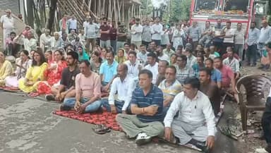 जुखाला कॉलेज आंदोलन निर्णायक मोड़ पर, फिर भी जारी रहा चक्का जाम
राजकीय महाविद्यालय जुखाला में विज्ञान और वाणिज्य संकायों की बहाली को लेकर चल रहा आंदोलन सोमवार को छठे दिन भी पूरे जोर-शोर से जारी रहा। आंदोलनकारियों ने लगातार दो घंटे राष्ट्रीय राजमार्ग पर चक्का जाम किया और खून से हस्ताक्षर अभियान भी जारी रखा।
अब तक करीब 500 लोग अपने खून से हस्ताक्षर कर राष्ट्रपति, प्रधानमंत्री, केंद्रीय शिक्षा मंत्री, राज्यपाल और मुख्यमंत्री को भेजे जाने वाले ज्ञापन का हिस्सा बन चुके हैं।
इस बीच विधायक रणधीर शर्मा के नेतृत्व में एक प्रतिनिधिमंडल ने मुख्यमंत्री सुखविंदर सिंह सुक्खू से मुलाकात की। मुख्यमंत्री ने मंगलवार से विज्ञान और वाणिज्य संकायों की कक्षाएं पुनः शुरू कराने का आश्वासन दिया।
हालांकि जुखाला कॉलेज बचाओ मंच ने साफ किया कि जब तक सरकार की ओर से लिखित आदेश जारी नहीं होता, तब तक आंदोलन और दो घंटे का चक्का जाम जारी रहेगा।
चक्का जाम के बाद आंदोलनकारियों ने "भांग उखाड़ो अभियान" चलाकर सामाजिक जागरूकता का संदेश भी दिया। जाम के दौरान एंबुलेंस और मरीजों के वाहनों को तुरंत रास्ता देकर आंदोलनकारियों ने मानवीय संवेदनाओं का भी परिचय दिया।
मंच ने चेतावनी दी है कि यदि मंगलवार तक लिखित आदेश जारी नहीं हुआ तो आंदोलन और अधिक मजबूती के साथ जारी रहेगा।
#JukhalaCollege #CollegeBachaoAndolan #ScienceCommerce #Himachal #Bilaspur #educationaltoys