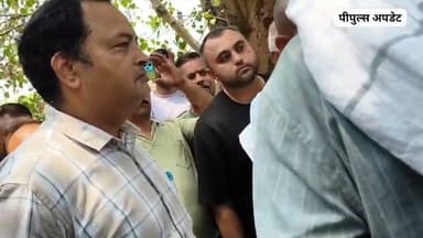 *जमवाय माता मंदिर में हुई चोरी का अब तक सुराग नहीं,मिहोना पुलिस के खिलाफ हुआ धरना प्रदर्शन*
🟰🟰🟰🟰🟰🟰🟰🟰🟰🟰🟰
*जमवाय माता मंदिर पर 21 जून को हुई थी छत्र और मुकुट की चोरी*
🟰🟰🟰🟰🟰🟰🟰🟰🟰🟰🟰
*फॉरेंसिक जांच एवं सीबीआई जांच के लिए दिया गया ज्ञापन*
🟰🟰🟰🟰🟰🟰🟰🟰🟰🟰🟰
लहार..मिहोना बालाजी मंदिर के पास स्थित जमवाय माता मंदिर पर हुई चोरी का सुराग आज तक पुलिस नही लगा पाई है जिसके विरोध में कस्बा मिहोना के तहसील कार्यालय पर अनुरुद्ध प्रताप सिंह पूर्व राष्ट्रीय सचिव कांग्रेस के नेतृत्व में एक सैकड़ा से ज्यादा कार्यकर्ताओ के साथ तहसीलदार मिहोना को एक ज्ञापन दिया गया। जिसमें जमवाय माता मंदिर पर मुकुट एवं छत्र की चोरी के लिए फॉरेंसिक जांच ,सीबीआई जांच मांग की गई तथा चोरी नहीं पकड़ने पर उग्र आंदोलन की चेतावनी दी गई, ज्ञापन में मुख्य रूप से मानवेंद्र सिंह राजावत जनपद अध्यक्ष प्रतिनिधि, (गुलाब सिंह राजावत रेल नहीं तो वोट नहीं के संयोजक)आदि वरिष्ठ क्षत्रिय समाज के लोग शामिल रहे।
🟰🟰🟰🟰🟰🟰🟰🟰🟰🟰🟰
*जमवाय माता मंदिर पर हुई बैठक*
🟰🟰🟰🟰🟰🟰🟰🟰🟰🟰🟰
ज्ञापन देने के बाद जमवाय माता मंदिर परिषर में क्षत्रिय समाज की बैठक का आयोजन किया गया था जिसमें सभी लोगों ने रुपए एकत्रित कर मंदिर की सुरक्षा के लिए चौकीदार को लगाने का निर्णय लिया। #पुलिस #BhindNews #भिंड #vairalvideo #viralreelsfacebook #ब्रेकिंग #न्यूज़ #crimenewstoday