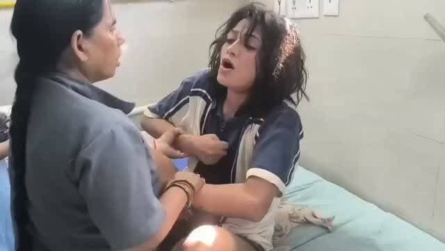 🚨 नशे की लत समाज के लिए गंभीर चिंता का विषय बनती जा रही है।
सोशल मीडिया पर वायरल वीडियो में एक युवती कथित तौर पर नशे की हालत में पहले कैब ड्राइवर से मारपीट करती और फिर अस्पताल में नर्सिंग स्टाफ के साथ अभद्र व्यवहार करती दिखाई दे रही है। बताया जा रहा है कि यह घटना जयपुर, राजस्थान की है।
यदि वीडियो और दावे सही हैं, तो यह केवल कानून-व्यवस्था का नहीं बल्कि बढ़ते नशे और उसके सामाजिक प्रभाव का भी गंभीर संकेत है। इस मामले की आधिकारिक जांच और तथ्य सामने आना जरूरी है।
#Jaipur #Rajasthan #ViralVideo #BreakingNews #CrimeNews #DrugAbuse #SocialAwareness #LawAndOrder #NewsUpdate #Trending #HindiNews #KhabarKiUdaan