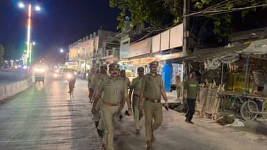 पुलिस अधीक्षक महोबा के निर्देशन में प्रभारी निरीक्षक कुलपहाड़ द्वारा पर्याप्त पुलिस बल के साथ कानून एवं शांति व्यवस्था को सुदृढ़ बनाए रखने के उद्देश्य से प्रमुख मार्गों, कस्बों, बाजारों एवं मिश्रित आबादी वाले संवेदनशील स्थलों पर प्रभावी गश्त की गई तथा आमजन में सुरक्षा का विश्वास बनाए रखने हेतु आवश्यक दिशा-निर्देश दिए गए।
#UPPolice