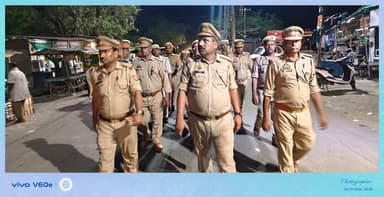 पुलिस अधीक्षक महोबा के निर्देशन में जनपद में शान्ति/सुरक्षा एवं कानून व्यवस्था को सुदृढ़ बनाये रखने हेतु थाना चरखारी पुलिस टीम द्वारा थाना क्षेत्रान्तर्गत प्रमुख कस्बा/बाजार व मिश्रित आबादी वाले स्थानों पर पैदल गस्त किया गया तथा संदिग्ध व्यक्तियों/वाहनों के प्रति सघन चेकिंग अभियान चलाया गया व आमजन से संवाद कर सुरक्षा के प्रति आश्वस्त किया गया।
#Footpatrolling #UPPolice