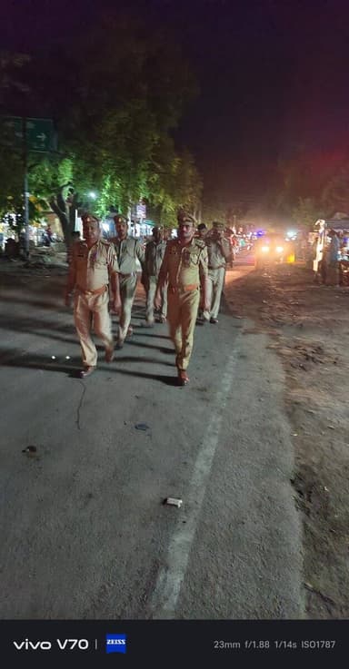 पुलिस अधीक्षक महोबा के निर्देशन में जनपद में शान्ति/सुरक्षा एवं कानून व्यवस्था को सुदृढ़ बनाये रखने हेतु थाना अजनर पुलिस टीम द्वारा थाना क्षेत्रान्तर्गत प्रमुख कस्बा/बाजार व मिश्रित आबादी वाले स्थानों पर पैदल गस्त किया गया तथा संदिग्ध व्यक्तियों/वाहनों के प्रति सघन चेकिंग अभियान चलाया गया व आमजन से संवाद कर सुरक्षा के प्रति आश्वस्त किया गया।
#Footpatrolling #UPPolice