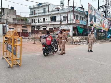🚨 सघन वाहन चेकिंग अभियान 🚨
पुलिस अधीक्षक महोबा श्री शशांक सिंह के निर्देशन में यातायात पुलिस द्वारा थाना कोतवाली नगर क्षेत्र के प्रमुख प्वाइंट्स पर सघन वाहन चेकिंग अभियान चलाया जा रहा है।
बिना हेलमेट, बिना ड्राइविंग लाइसेंस एवं बिना सीट बेल्ट के वाहन चालकों के विरुद्ध सख्त विधिक कार्रवाई की जा रही है।
सुरक्षित रहें, यातायात नियमों का पालन करें।
#MahobaPolice #TrafficRules #RoadSafety