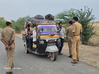 🚨 महोबा पुलिस द्वारा सघन चेकिंग अभियान 🚨
🔸 पुलिस अधीक्षक महोबा श्री शशांक सिंह के निर्देशन में जनपदीय पुलिस द्वारा संदिग्ध व्यक्तियों एवं वाहनों की सघन चेकिंग हेतु विशेष अभियान चलाया गया।
🔸 प्रमुख चौराहों एवं संवेदनशील स्थानों पर व्यापक स्तर पर चेकिंग की गई।
🔸 संदिग्ध व्यक्तियों से पूछताछ कर वाहनों के दस्तावेजों का गहन सत्यापन किया गया।
🔸 नियमों का उल्लंघन करने वालों के विरुद्ध सख्त विधिक कार्रवाई की गई।
🔸 जनपद में शांति, सुरक्षा एवं कानून व्यवस्था बनाए रखने हेतु पुलिस पूरी तरह सतर्क एवं प्रतिबद्ध है।
#UPPolice #MahobaPolice #SafetyFirst