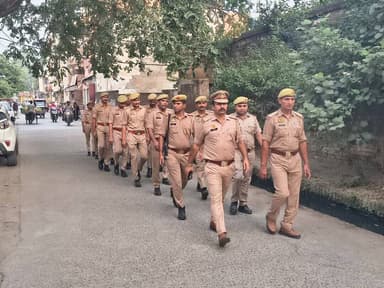 #BijnorPolice
थाना किरतपुर पुलिस द्वारा थाना क्षेत्रान्तर्गत शांति एवं कानून व्यवस्था सुदृढ़ बनाए रखने तथा आमजन में सुरक्षा की भावना जागृत करने के उद्देश्य से मुख्य मार्गों एवं भीड़-भाड़ वाले क्षेत्रों में पैदल गश्त की गई।
#UPPolice https://t.co/mODmHEuEAj