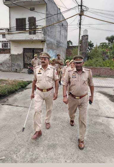 #BijnorPolice
थाना हल्दौर पुलिस द्वारा थाना क्षेत्रान्तर्गत शांति एवं कानून व्यवस्था सुदृढ़ बनाए रखने तथा आमजन में सुरक्षा की भावना जागृत करने के उद्देश्य से मुख्य मार्गों एवं भीड़-भाड़ वाले क्षेत्रों में पैदल गश्त की गई।
#UPPolice https://t.co/71nPGeTF3N